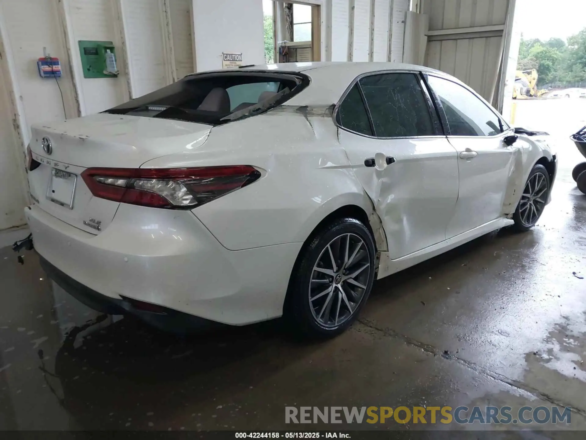 4 Photograph of a damaged car 4T1F31AK4NU572580 TOYOTA CAMRY 2022