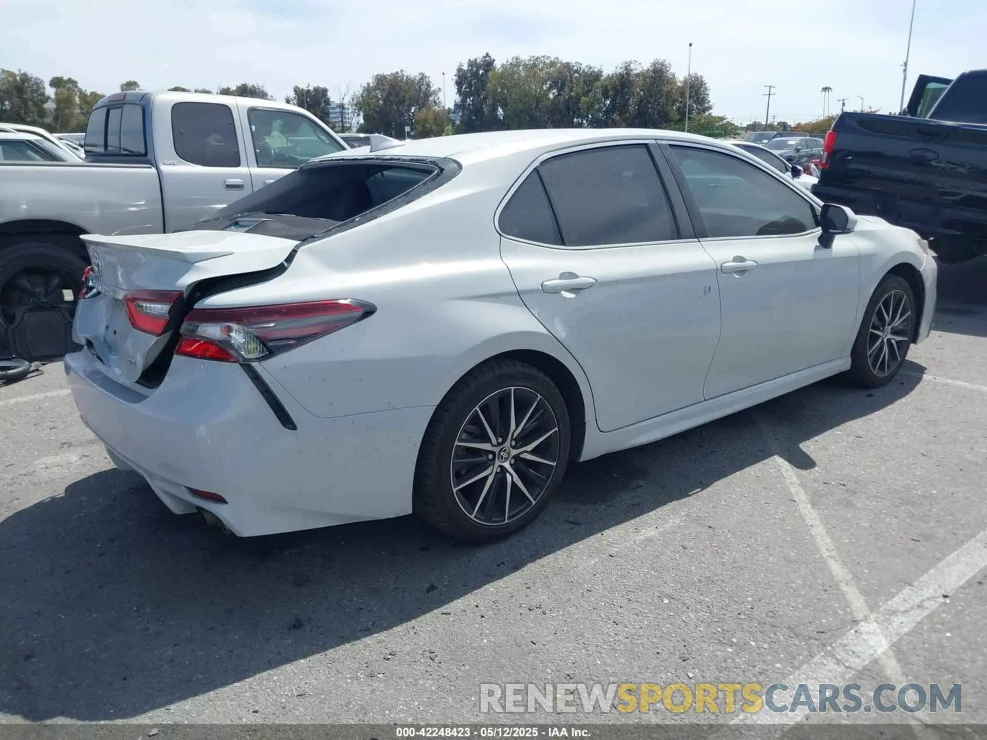 4 Photograph of a damaged car 4T1G11AK2NU035085 TOYOTA CAMRY 2022