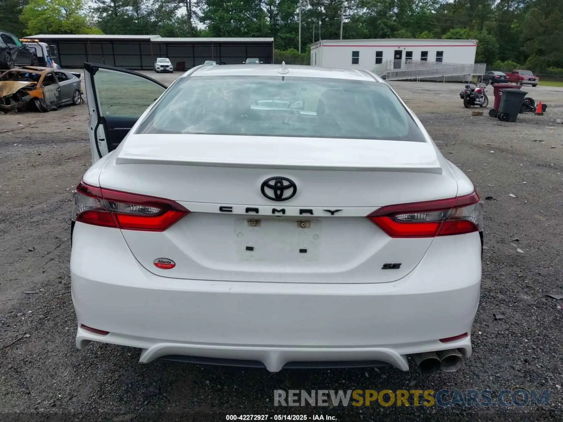17 Photograph of a damaged car 4T1G11AK5NU672603 TOYOTA CAMRY 2022