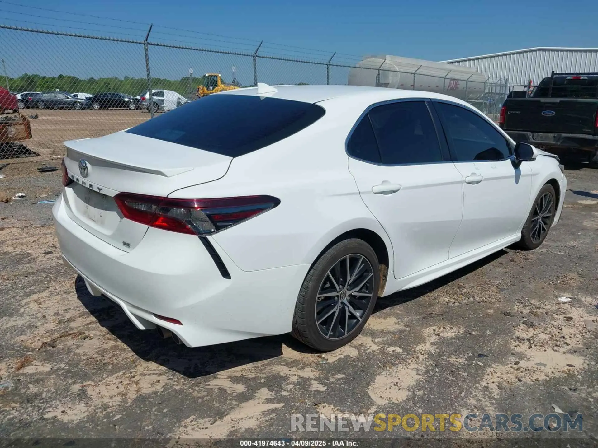4 Photograph of a damaged car 4T1G11AK5NU708080 TOYOTA CAMRY 2022