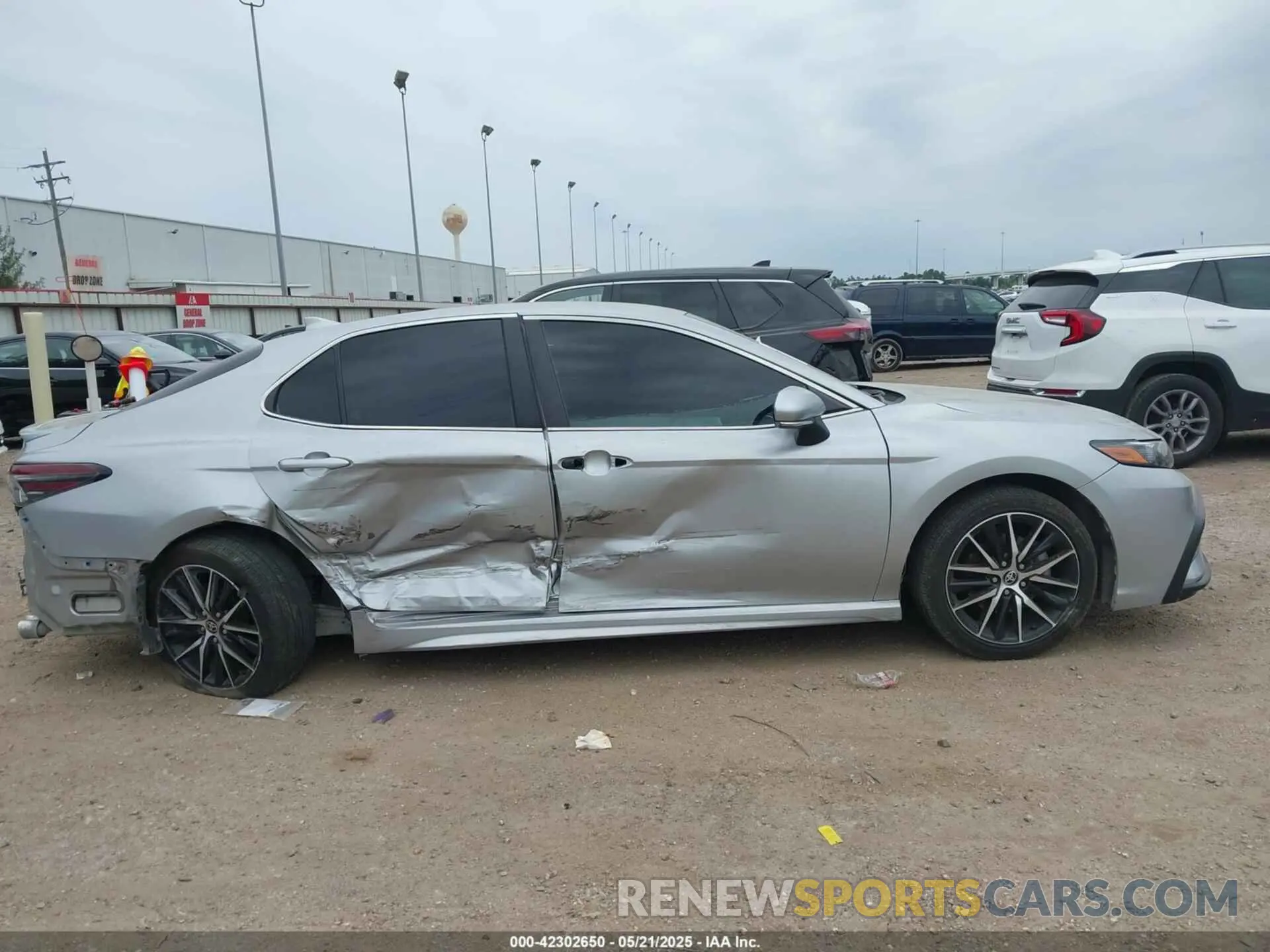 14 Photograph of a damaged car 4T1G11AK5NU710900 TOYOTA CAMRY 2022