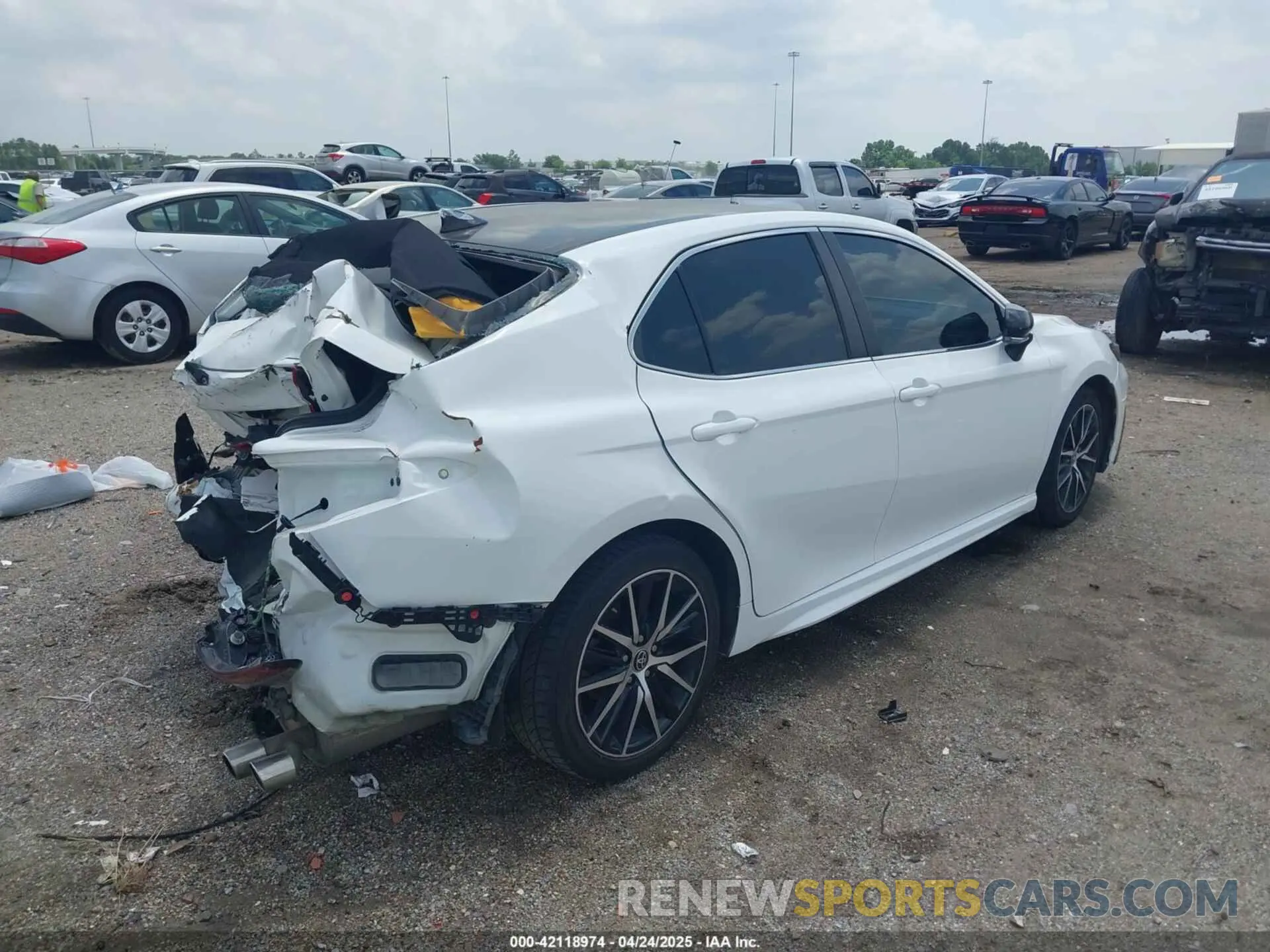 4 Фотография поврежденного автомобиля 4T1G11AK6NU630621 TOYOTA CAMRY 2022