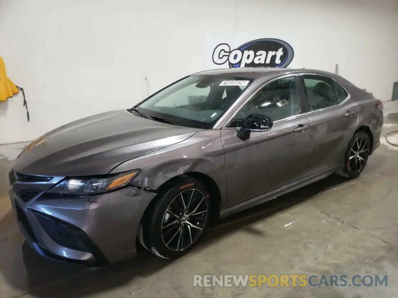 1 Photograph of a damaged car 4T1G11AK6NU689961 TOYOTA CAMRY 2022