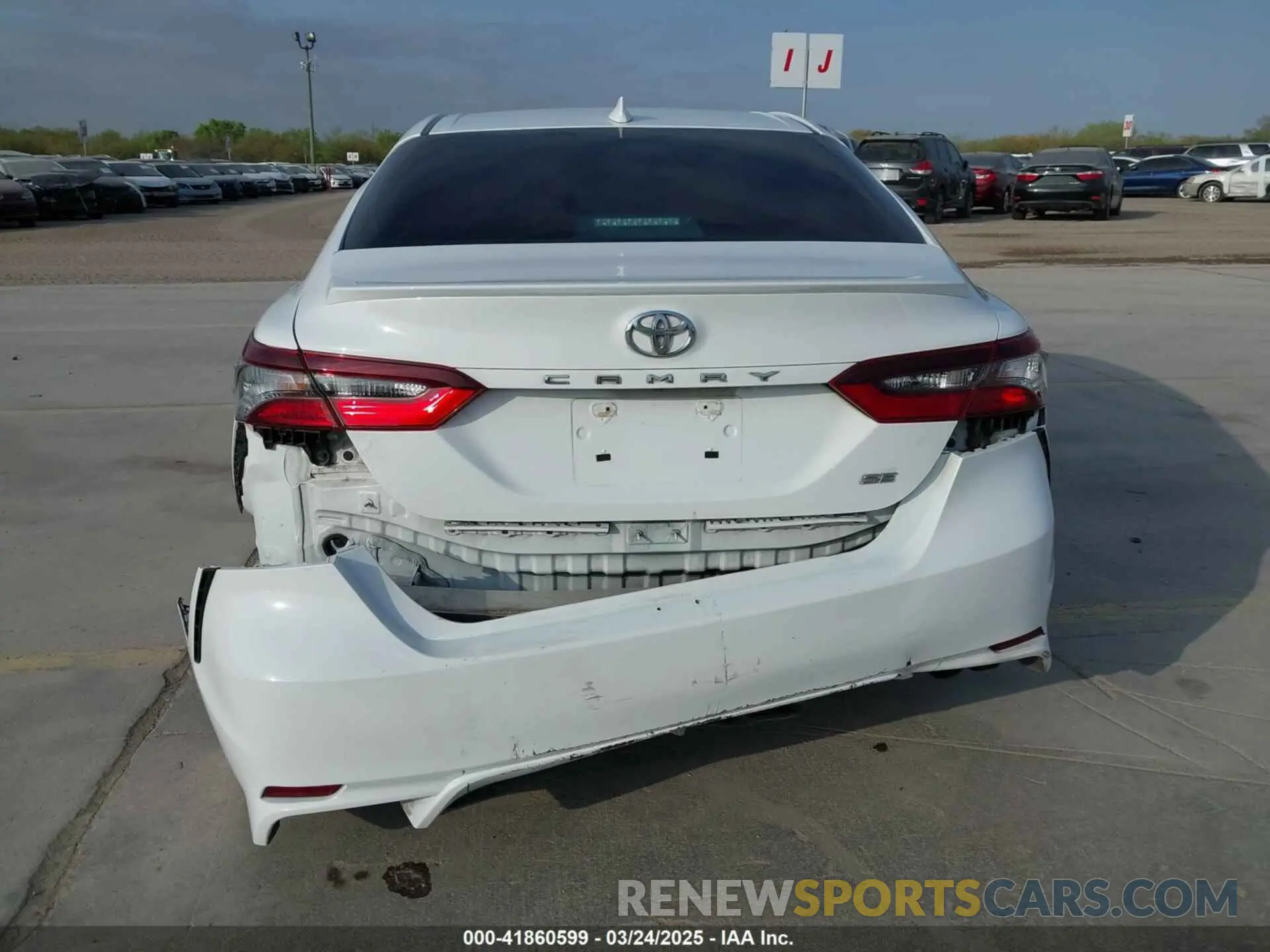 17 Photograph of a damaged car 4T1G11AK7NU640669 TOYOTA CAMRY 2022