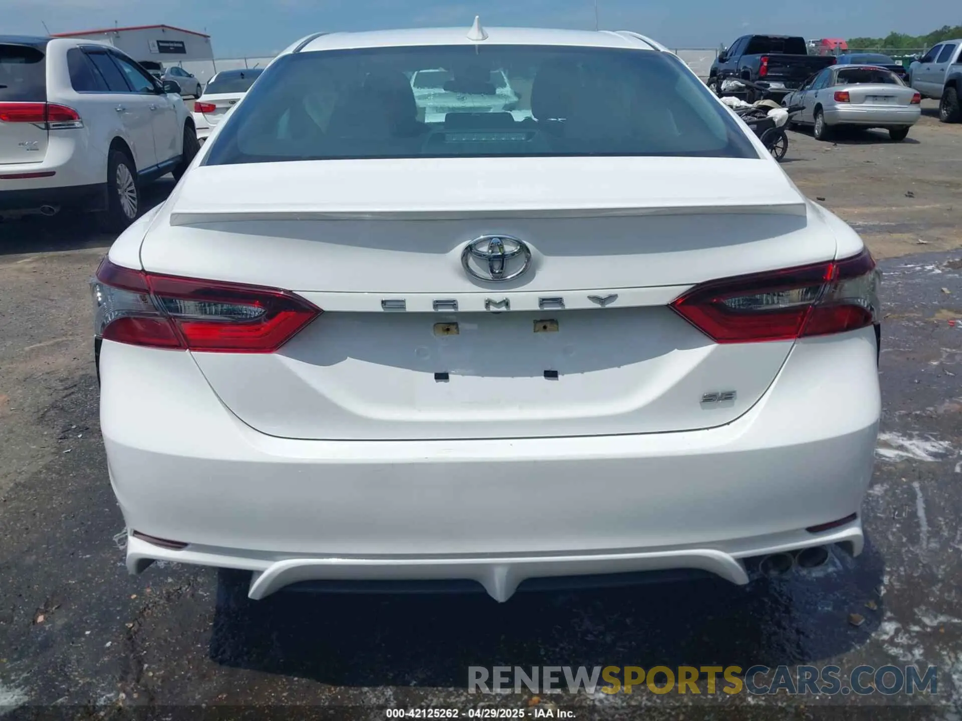 17 Photograph of a damaged car 4T1G11AK8NU683580 TOYOTA CAMRY 2022