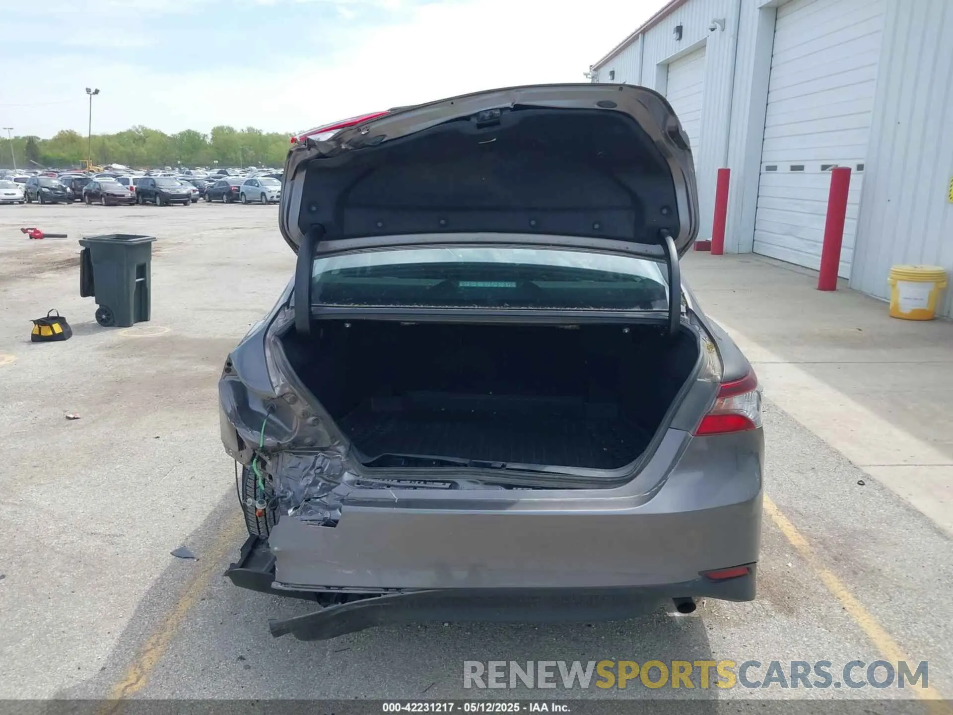 17 Photograph of a damaged car 4T1R11AK9NU658132 TOYOTA CAMRY 2022