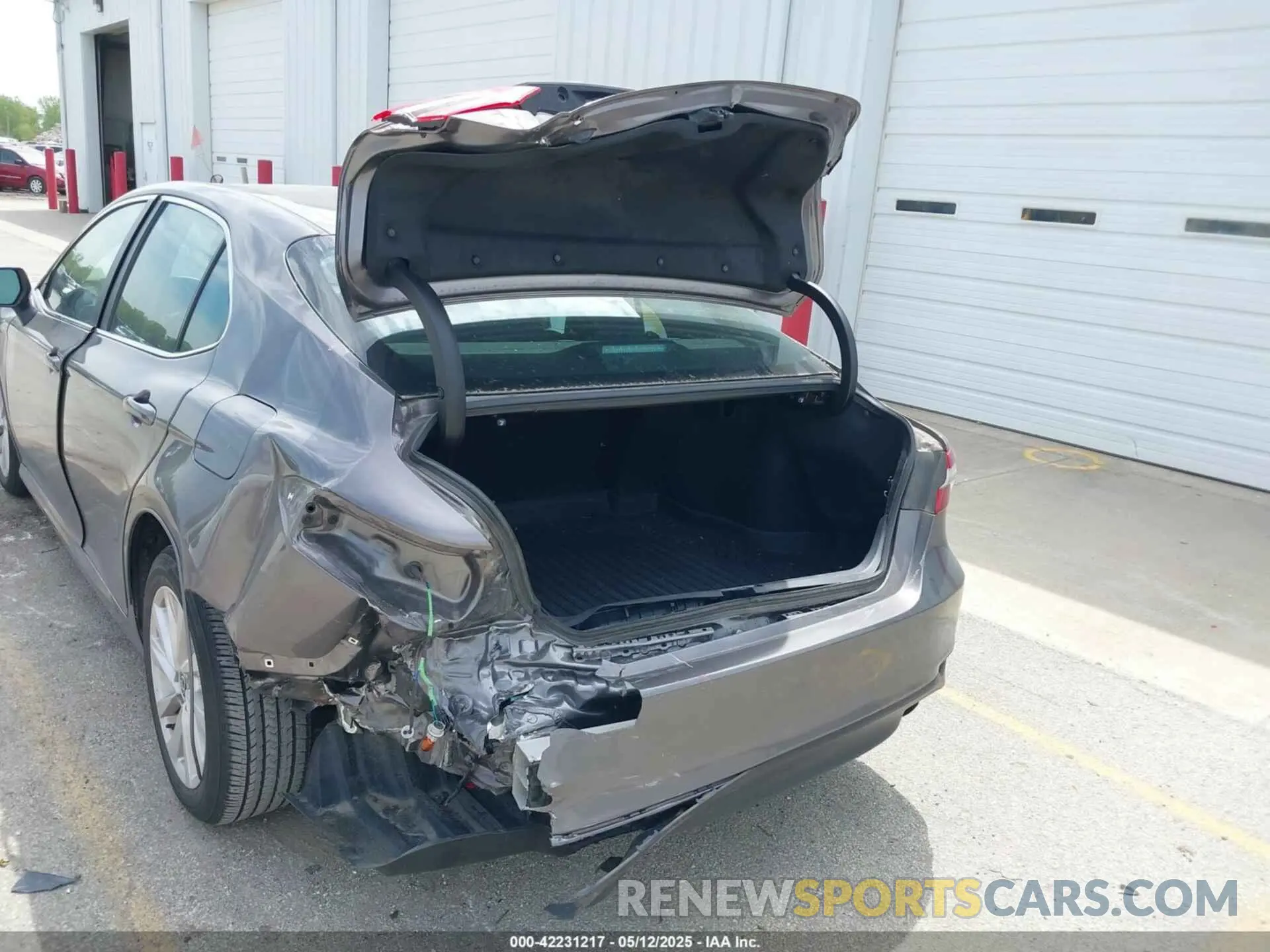 6 Photograph of a damaged car 4T1R11AK9NU658132 TOYOTA CAMRY 2022