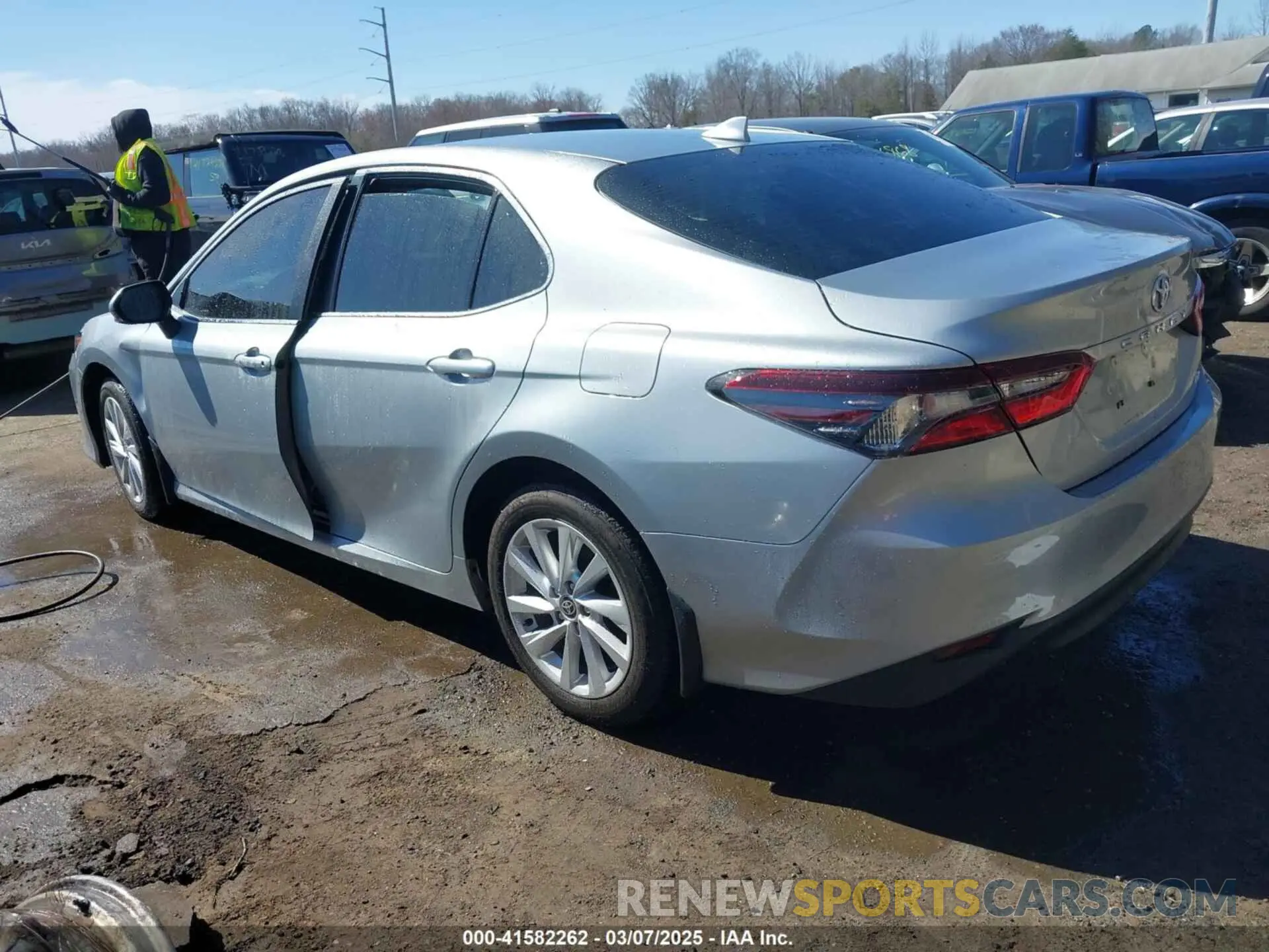 3 Фотография поврежденного автомобиля 4T1C11AKXPU144122 TOYOTA CAMRY 2023