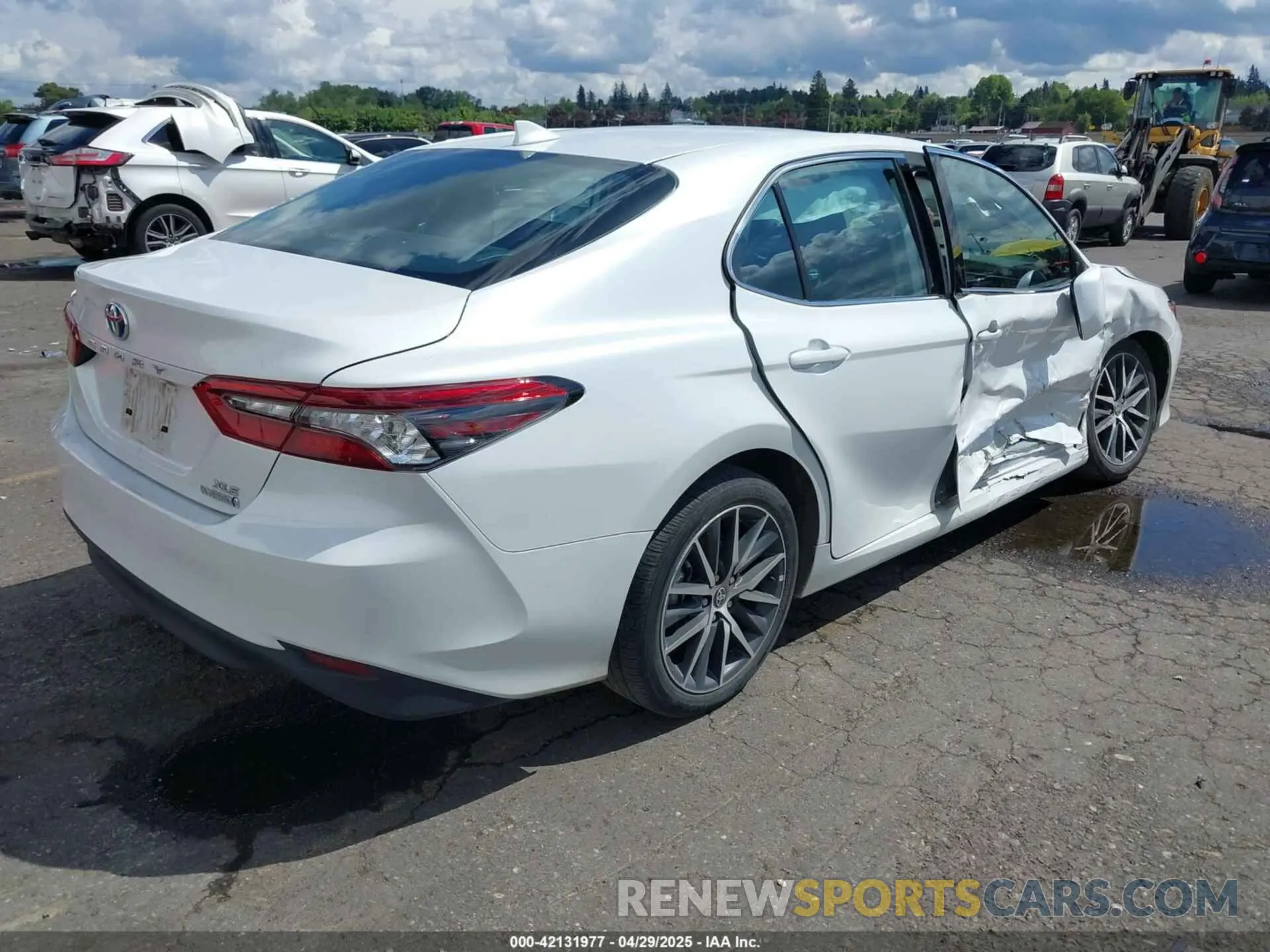 4 Photograph of a damaged car 4T1F31AK6PU615593 TOYOTA CAMRY 2023
