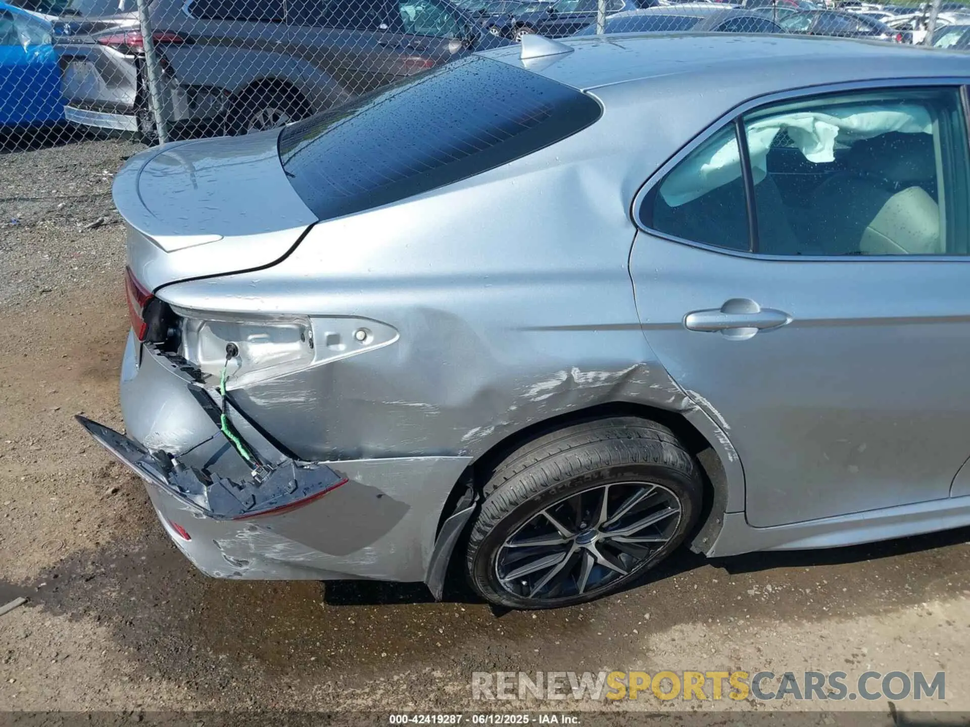 17 Photograph of a damaged car 4T1G31AKXPU605704 TOYOTA CAMRY 2023
