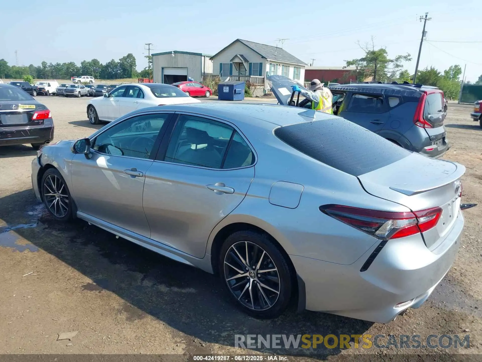 3 Photograph of a damaged car 4T1G31AKXPU605704 TOYOTA CAMRY 2023