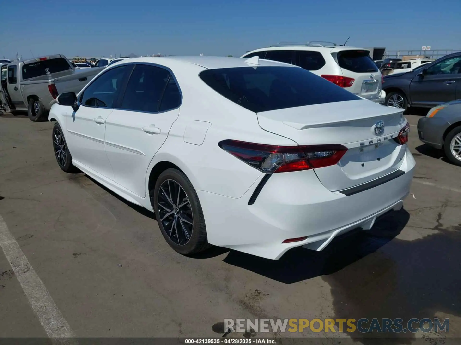 3 Фотография поврежденного автомобиля 4T1T11AK2PU827142 TOYOTA CAMRY 2023