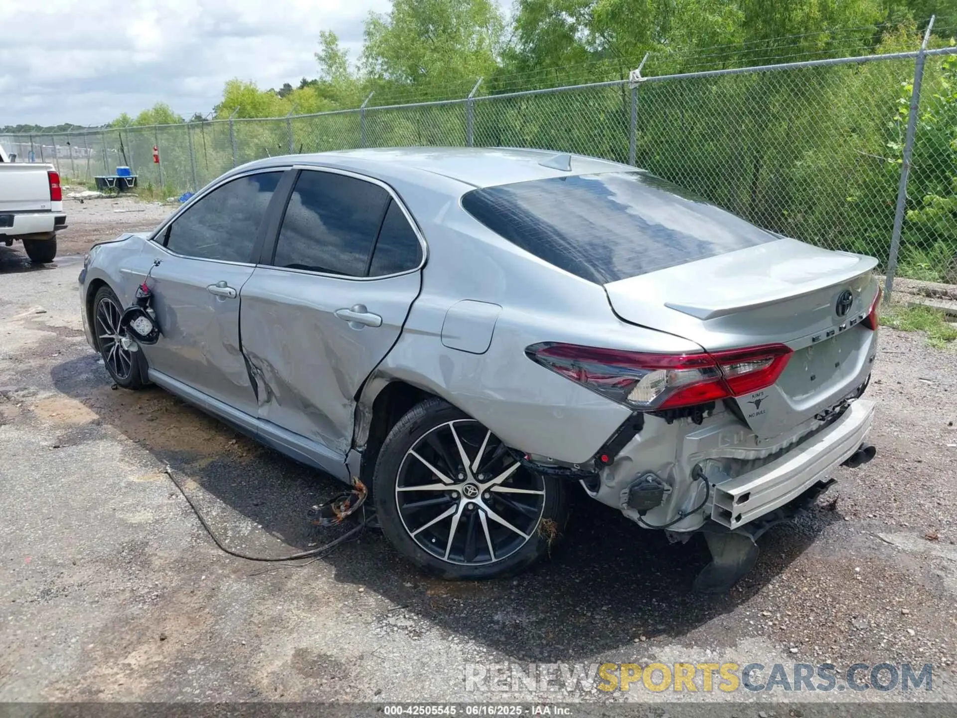 3 Фотография поврежденного автомобиля 4T1T11AK5PU107169 TOYOTA CAMRY 2023