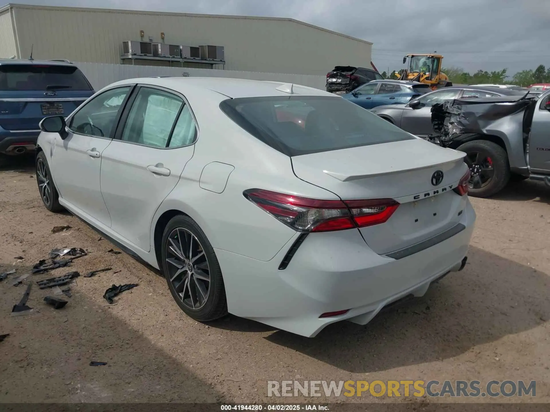3 Фотография поврежденного автомобиля 4T1G11AK4RU211060 TOYOTA CAMRY 2024