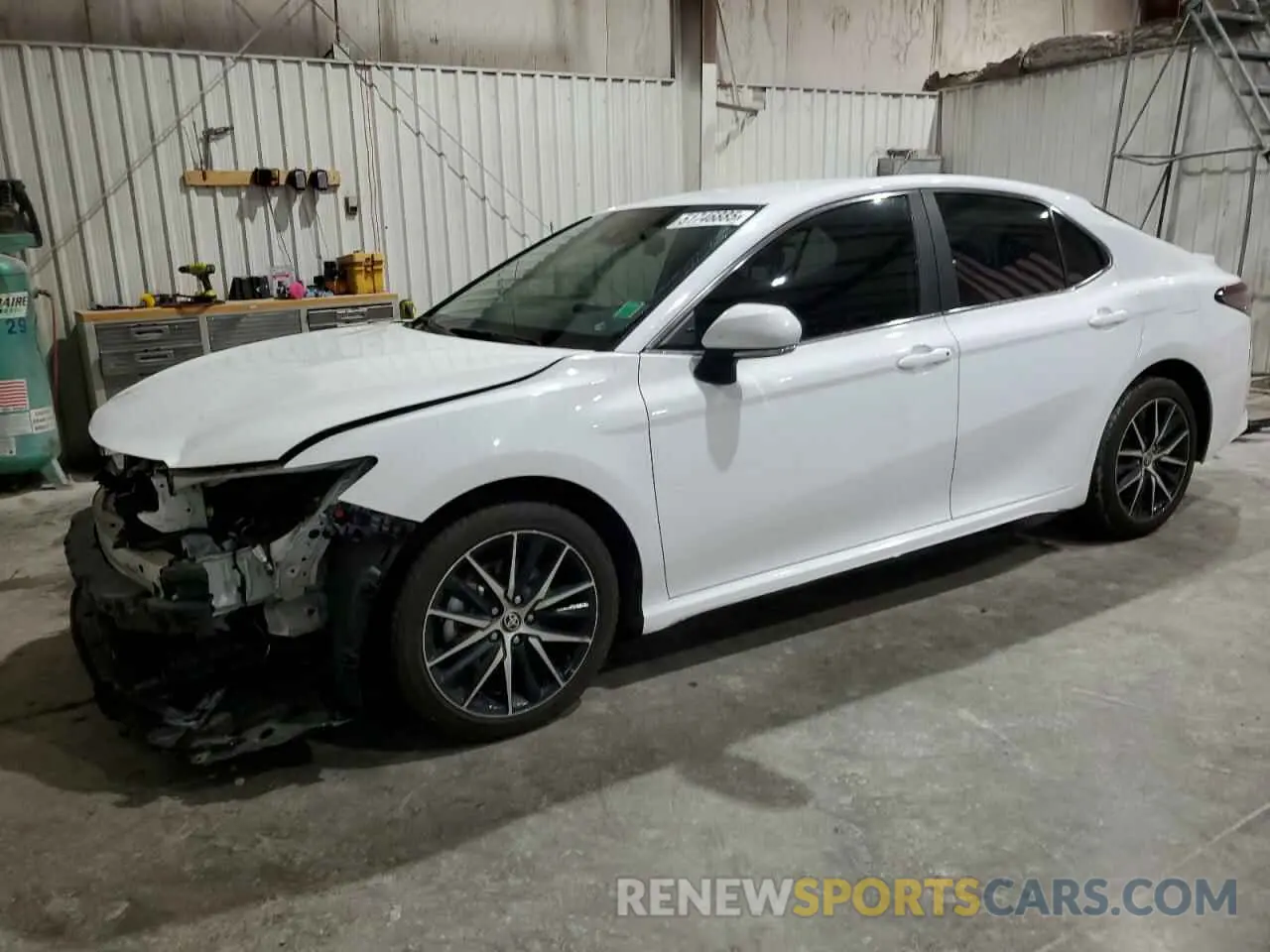 1 Фотография поврежденного автомобиля 4T1G11AK5RU855232 TOYOTA CAMRY 2024