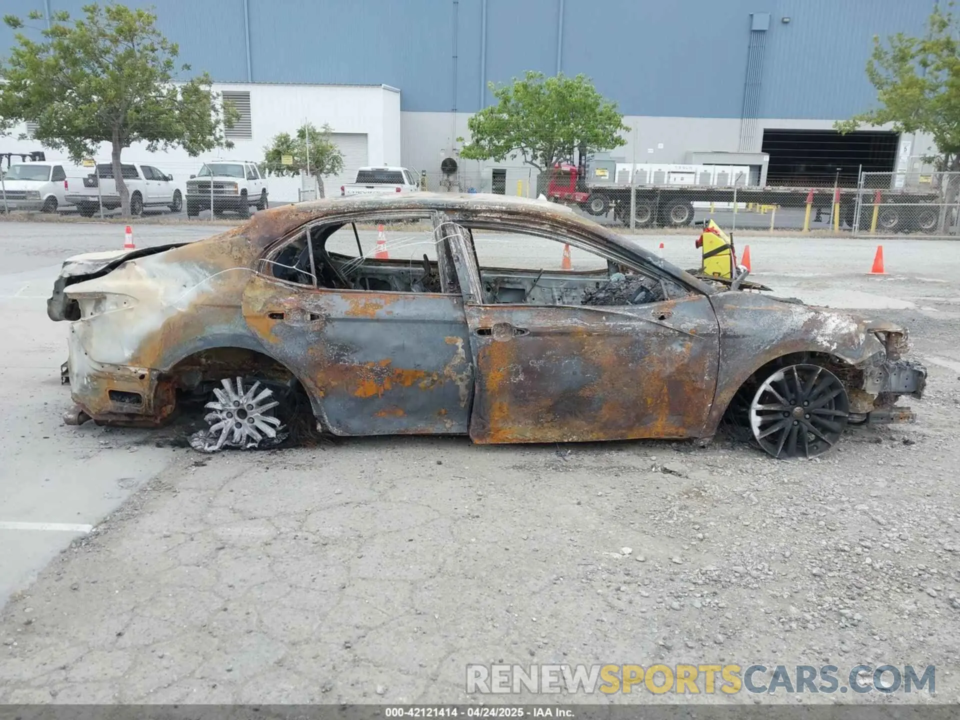 12 Фотография поврежденного автомобиля 4T1G11AK9RU872518 TOYOTA CAMRY 2024