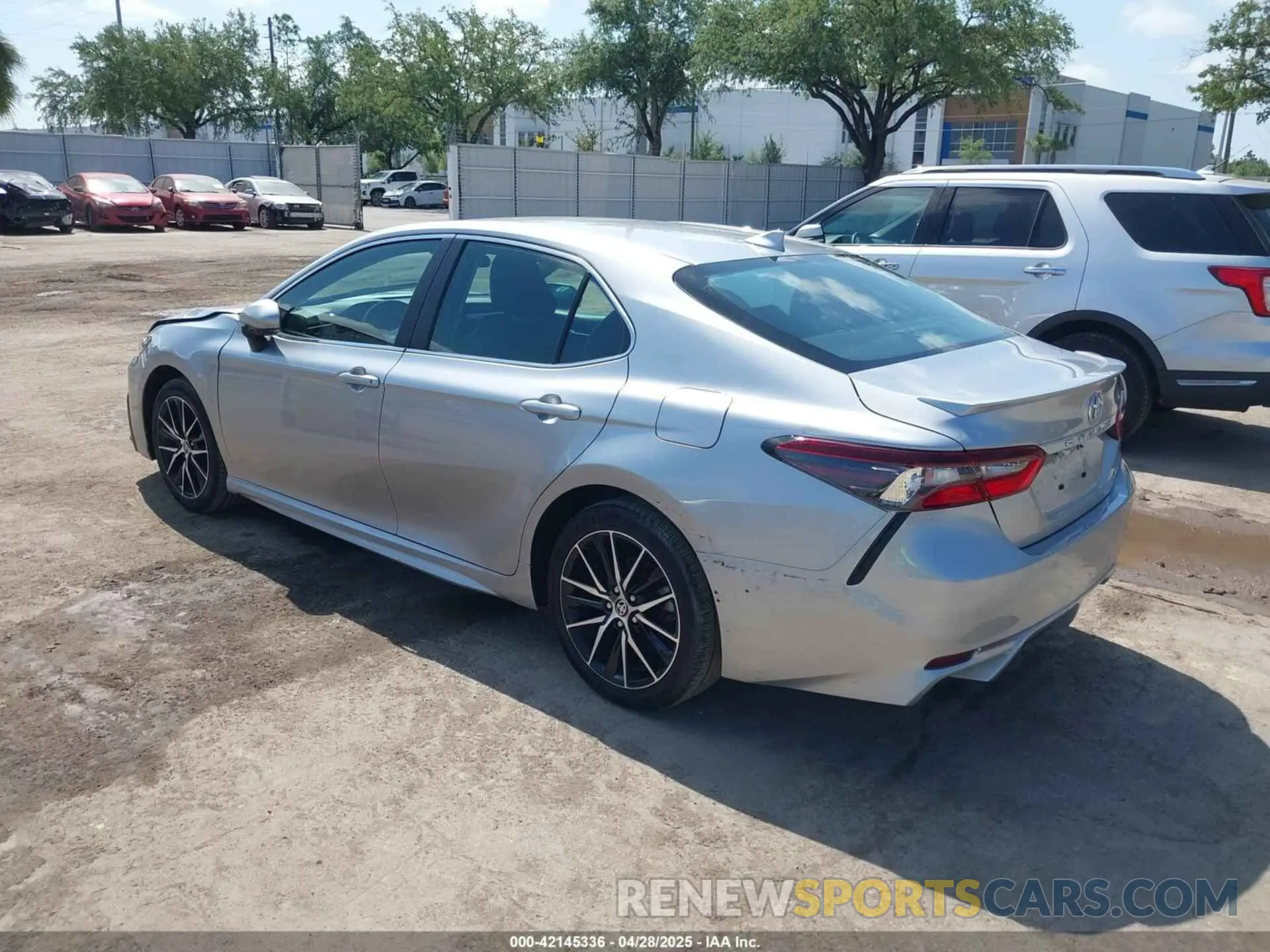 3 Фотография поврежденного автомобиля 4T1G11AKXRU858255 TOYOTA CAMRY 2024