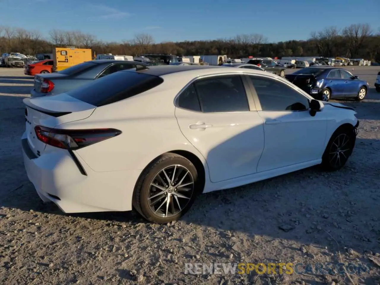 3 Фотография поврежденного автомобиля 4T1G11BK0RU109964 TOYOTA CAMRY 2024