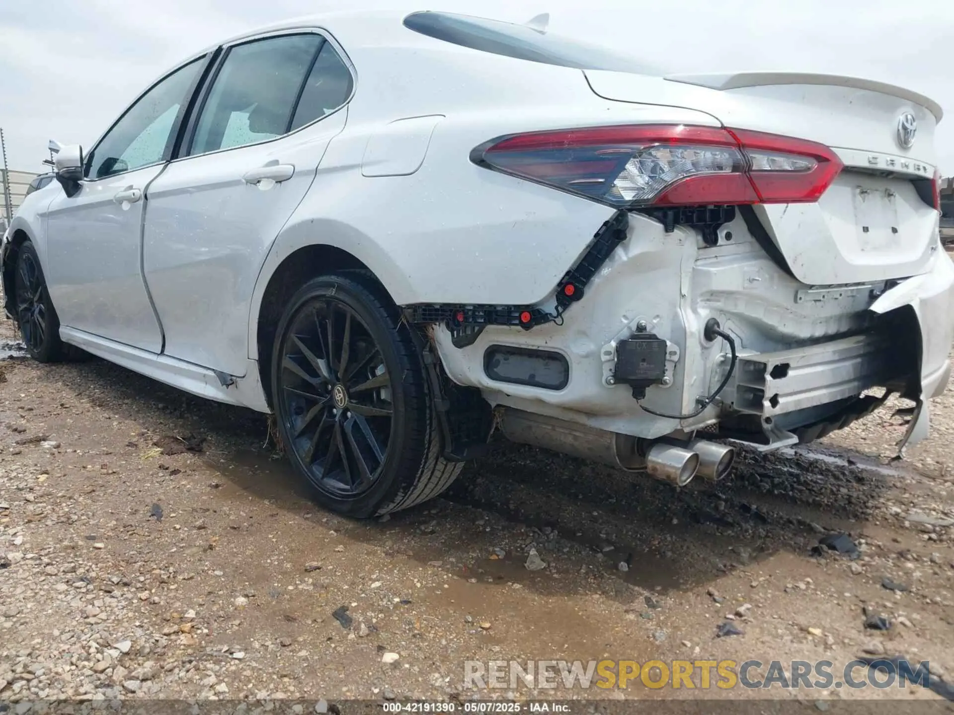 6 Photograph of a damaged car 4T1K61AK7RU253458 TOYOTA CAMRY 2024