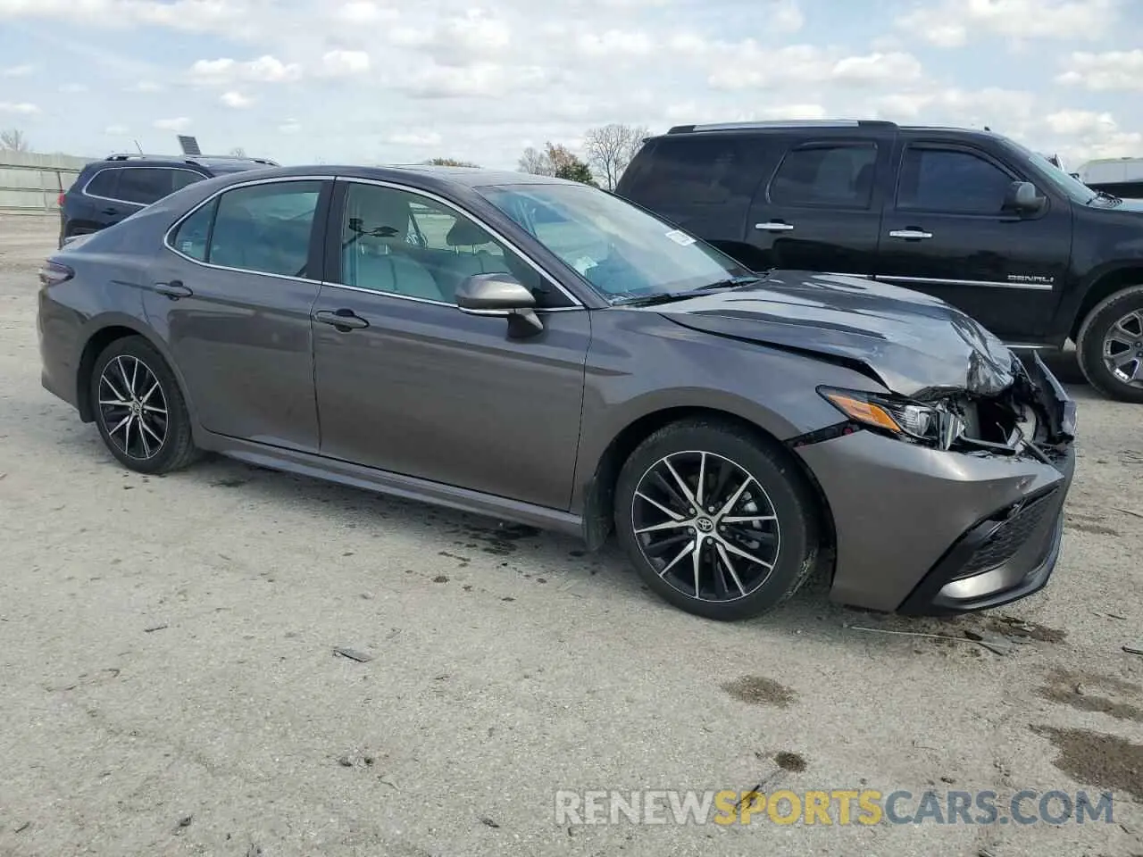 4 Photograph of a damaged car 4T1S31AK9RU625410 TOYOTA CAMRY 2024