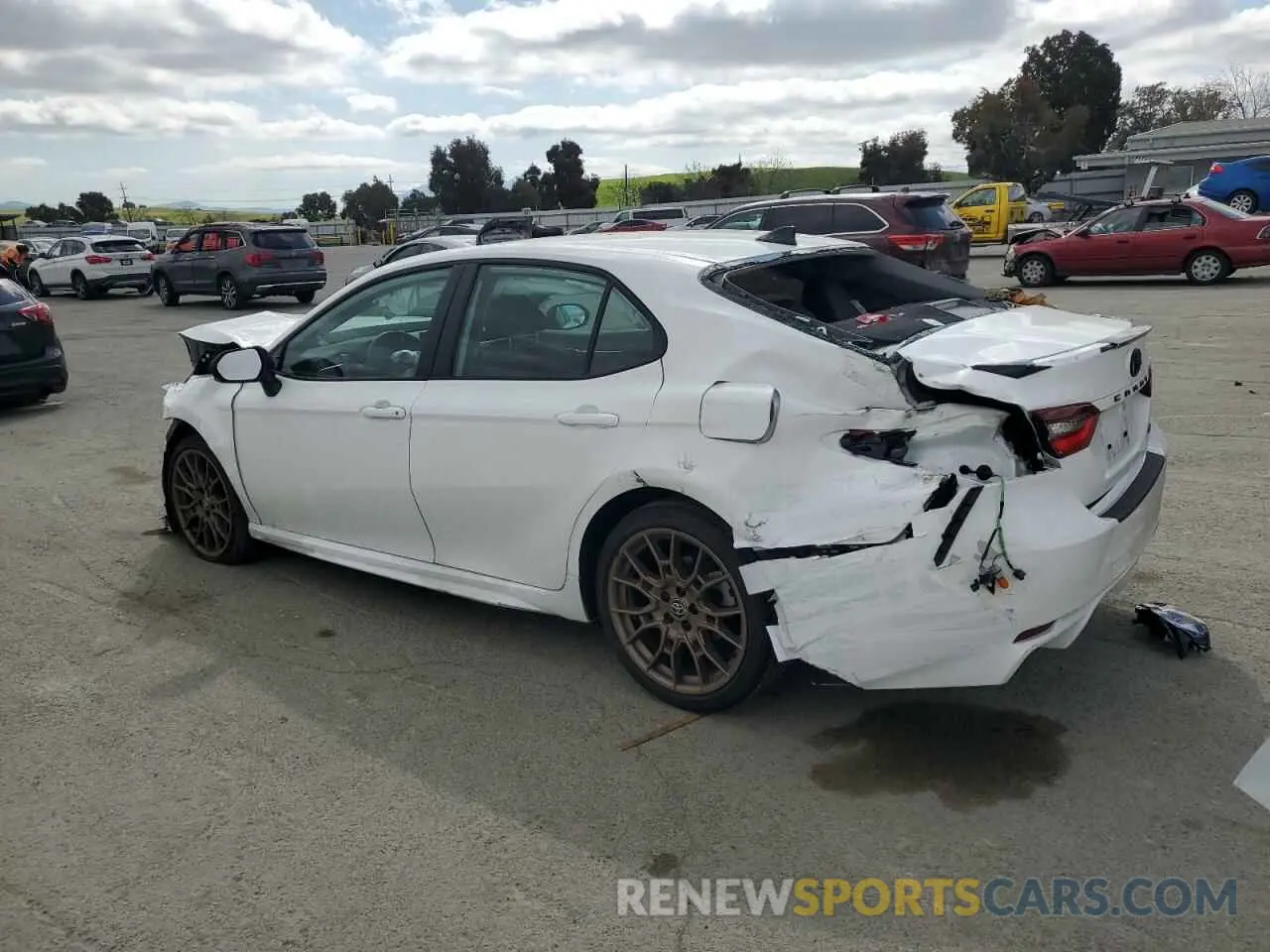 2 Фотография поврежденного автомобиля 4T1T11AK1RU232477 TOYOTA CAMRY 2024