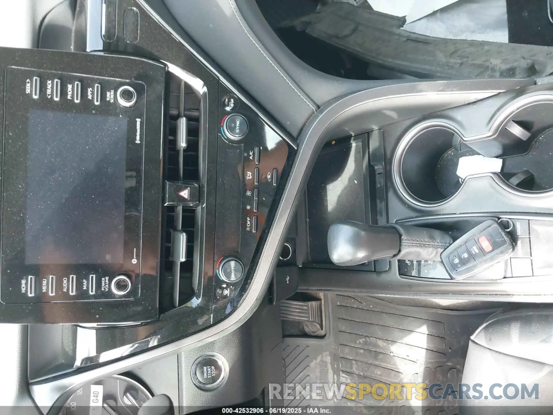 11 Фотография поврежденного автомобиля 4T1T11AK2RU867370 TOYOTA CAMRY 2024