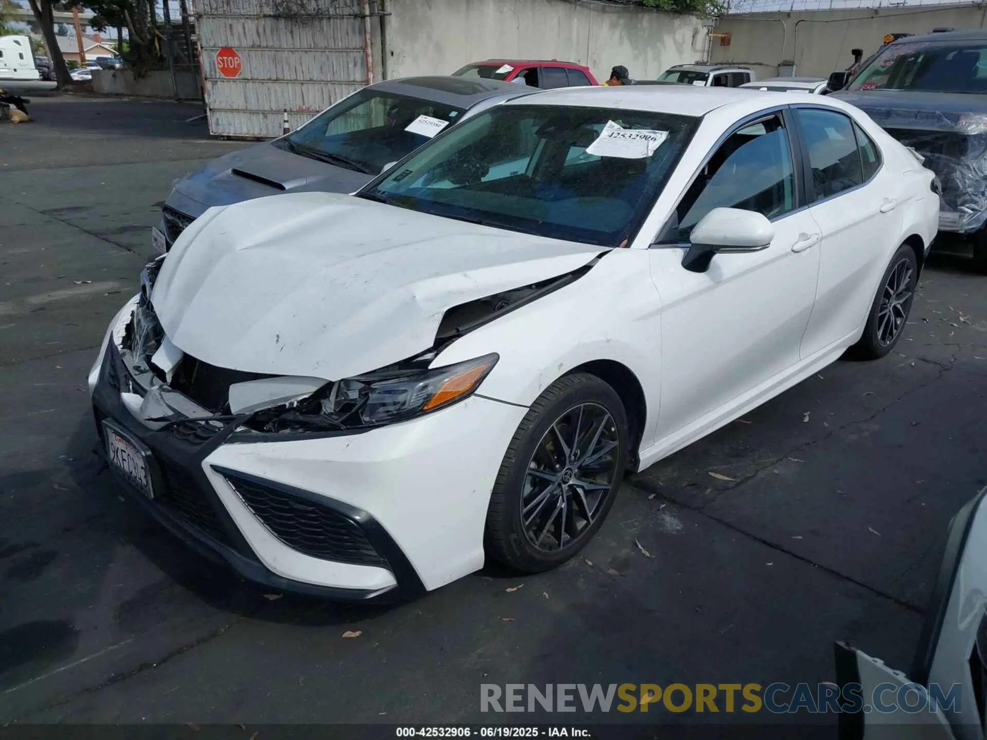 2 Фотография поврежденного автомобиля 4T1T11AK2RU867370 TOYOTA CAMRY 2024
