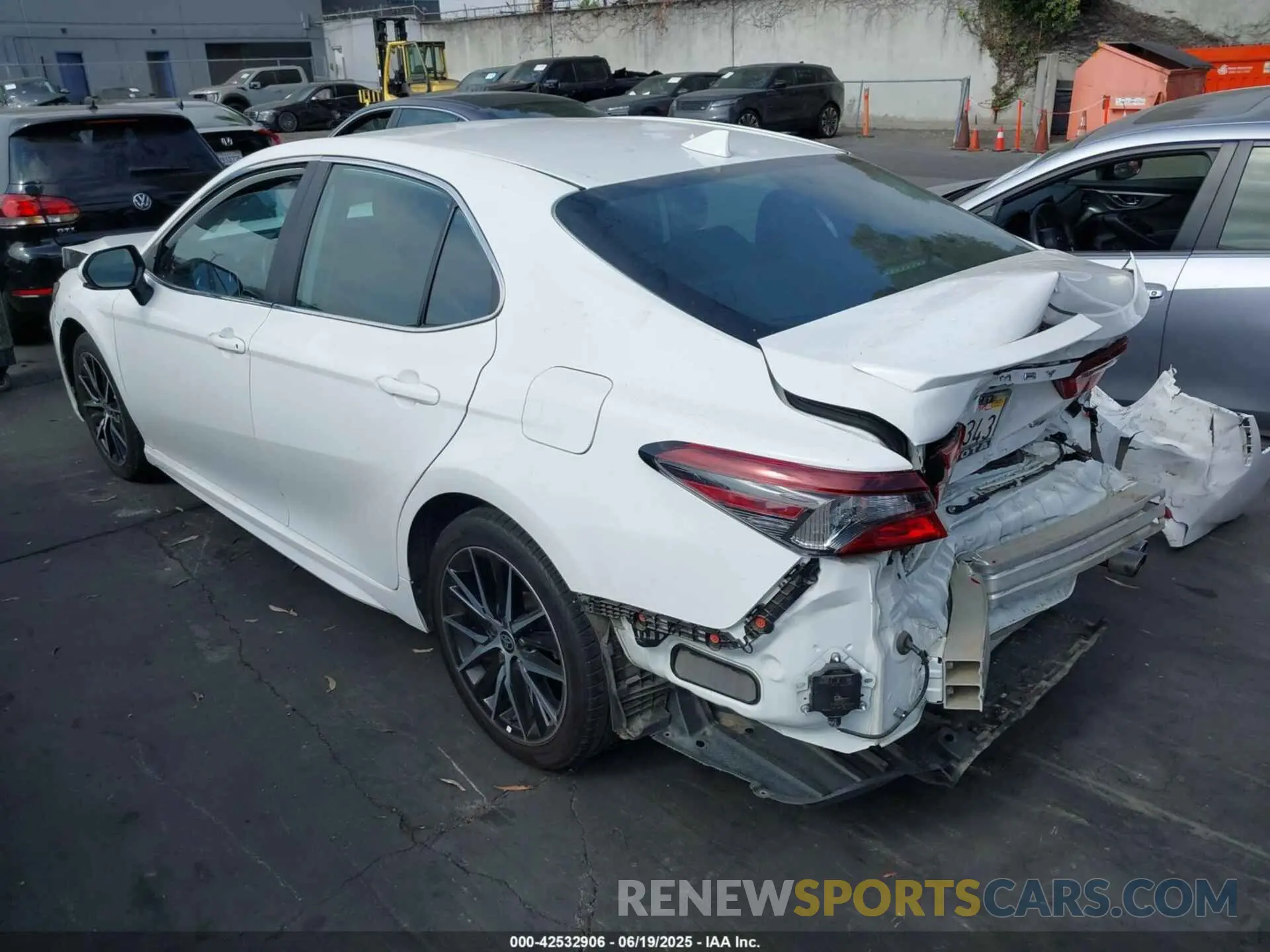 3 Фотография поврежденного автомобиля 4T1T11AK2RU867370 TOYOTA CAMRY 2024