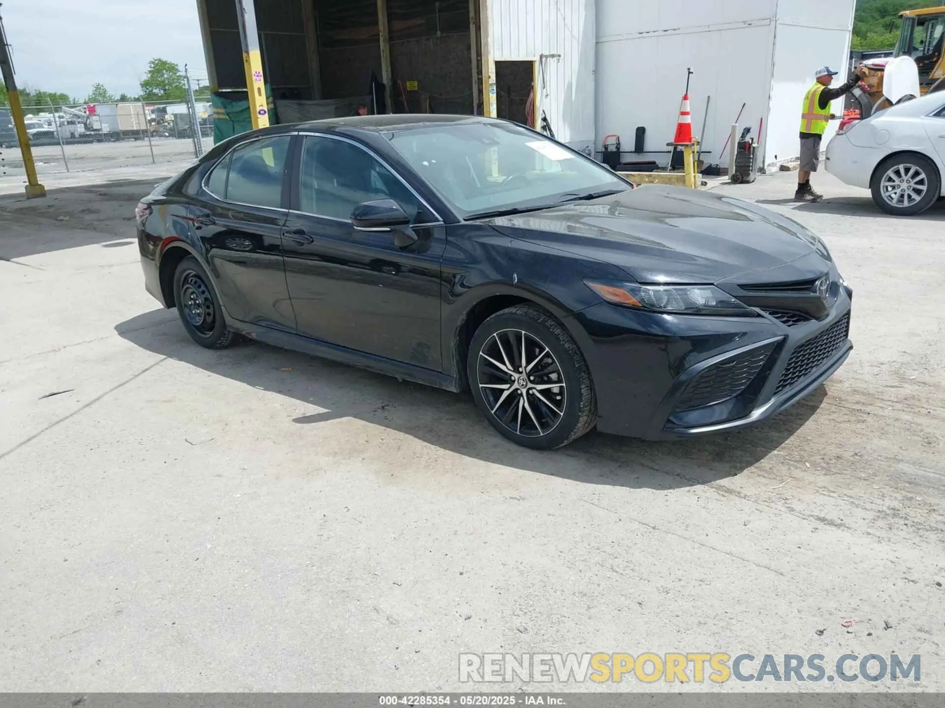 1 Фотография поврежденного автомобиля 4T1T11AK5RU853074 TOYOTA CAMRY 2024