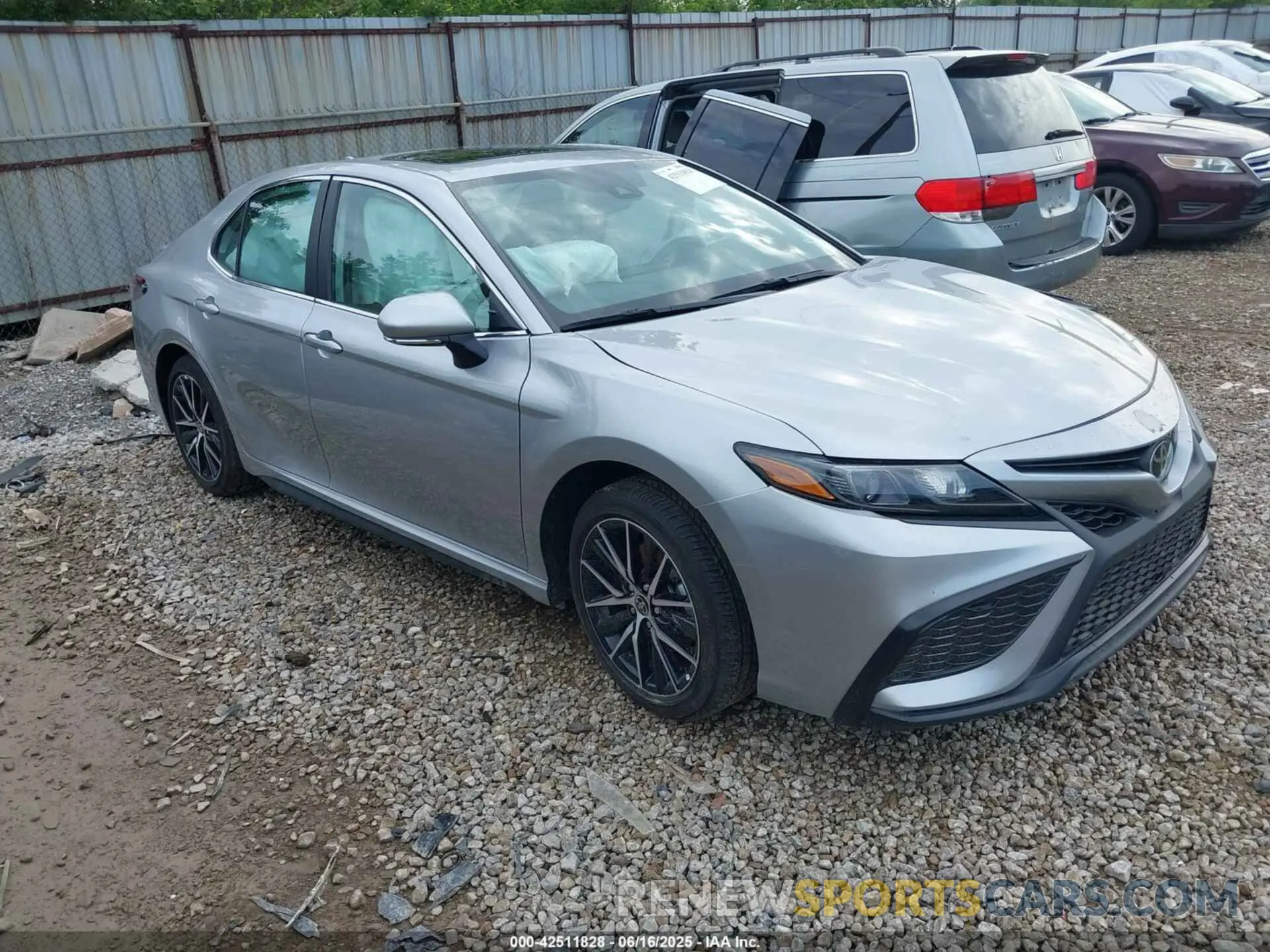 1 Фотография поврежденного автомобиля 4T1T11AK9RU921456 TOYOTA CAMRY 2024
