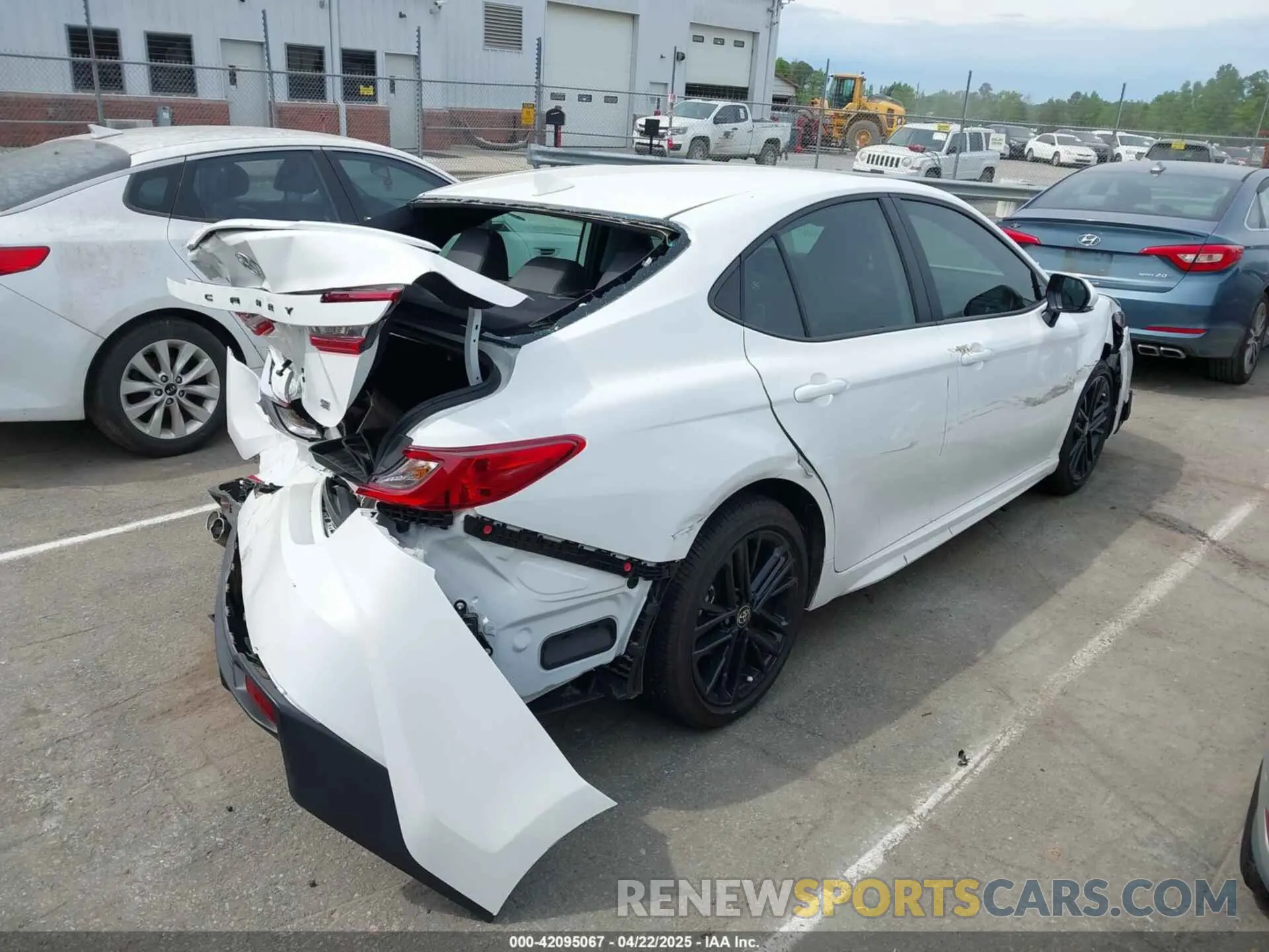 4 Фотография поврежденного автомобиля 4T1DAACK0SU076570 TOYOTA CAMRY 2025