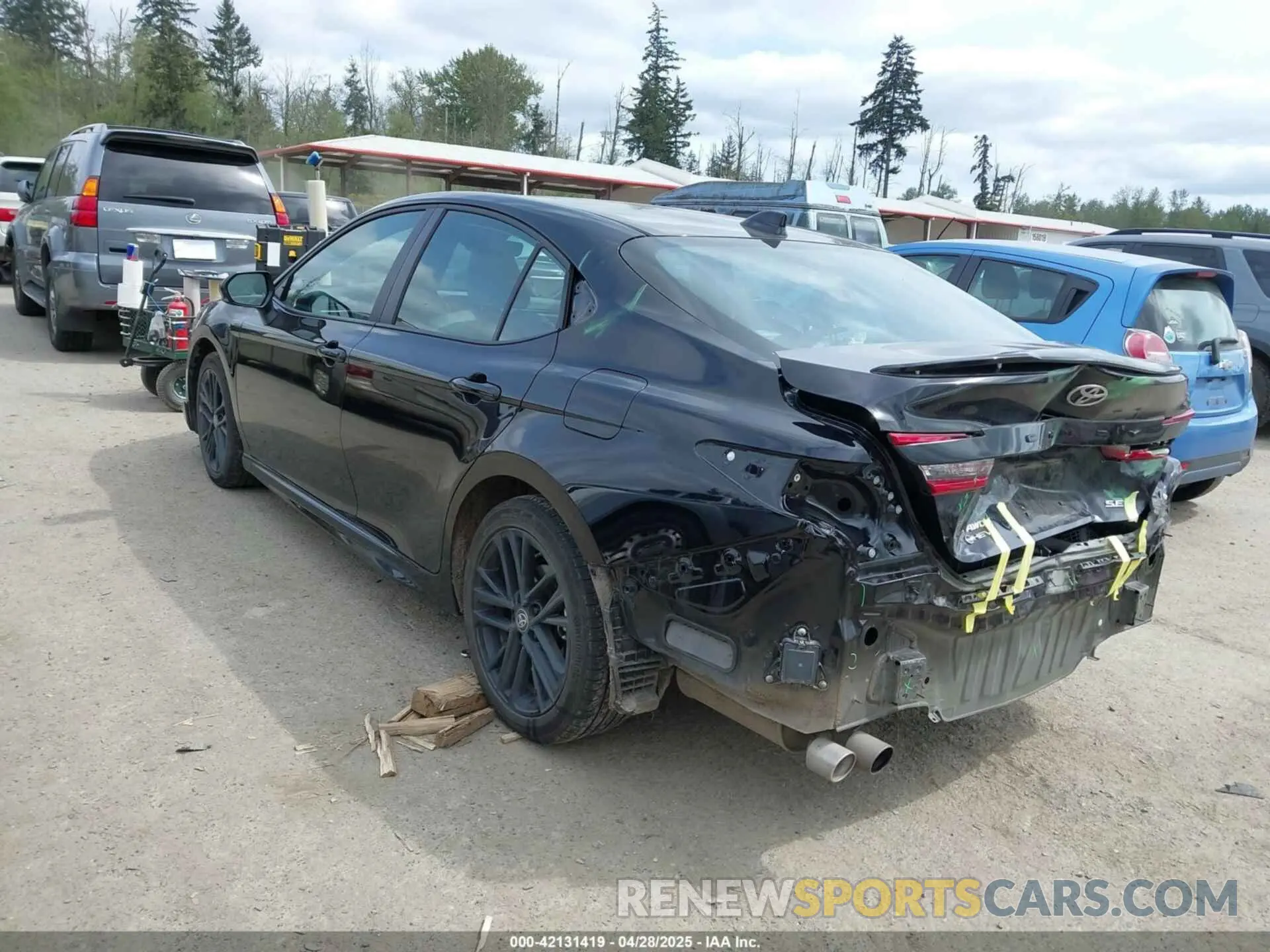 3 Фотография поврежденного автомобиля 4T1DBADK0SU000861 TOYOTA CAMRY 2025