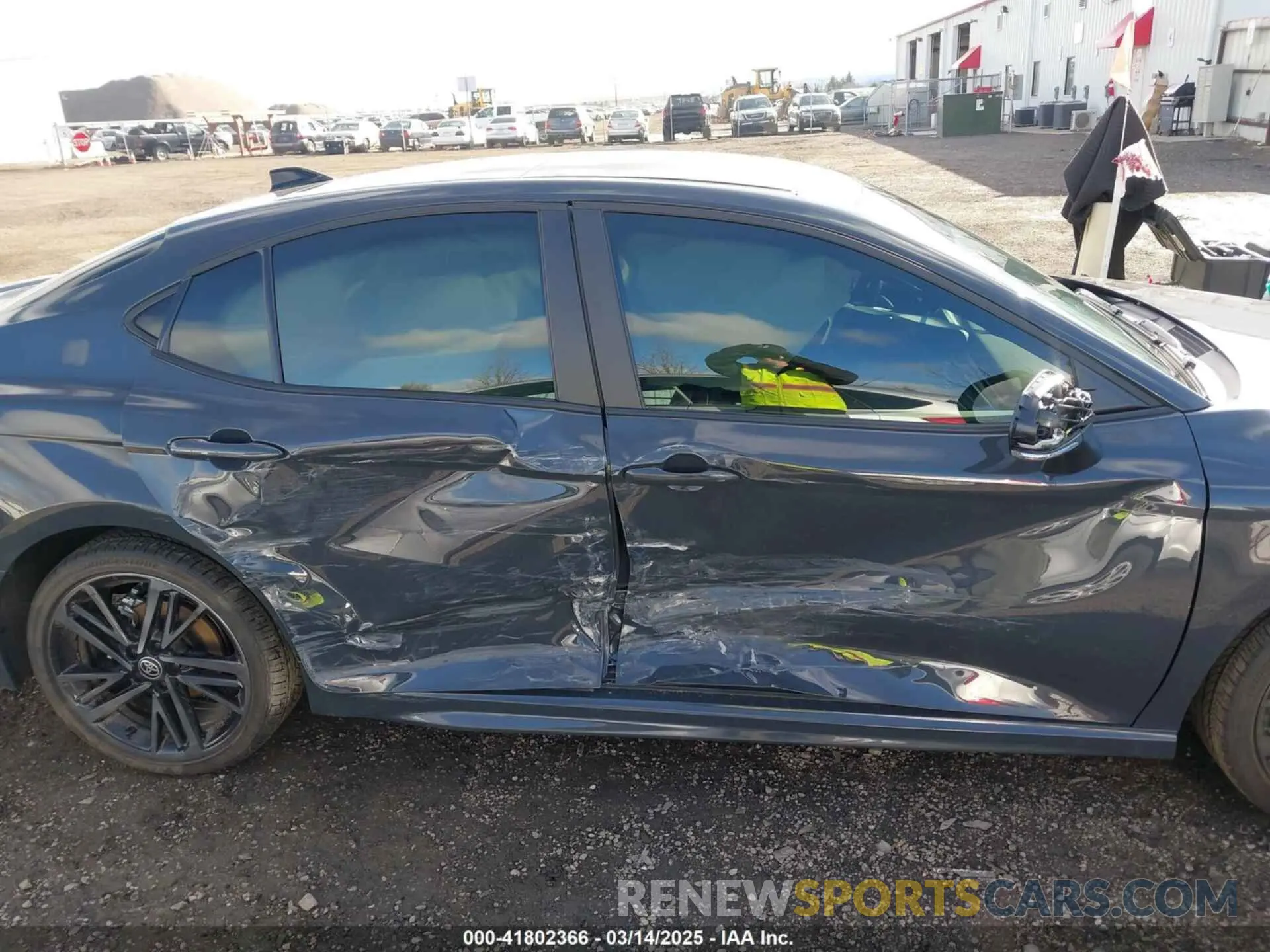 14 Фотография поврежденного автомобиля 4T1DBADK2SU521774 TOYOTA CAMRY 2025
