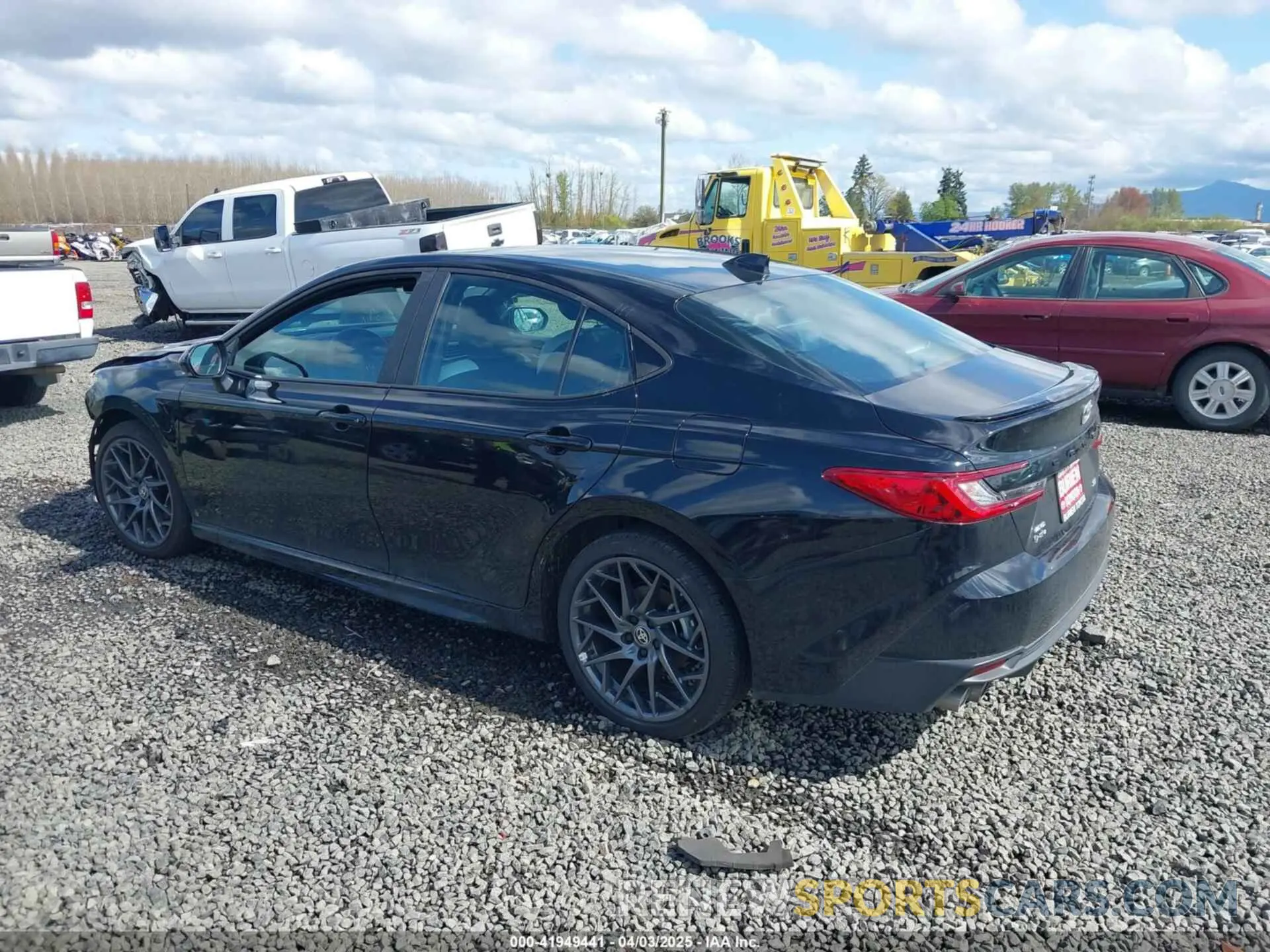 3 Фотография поврежденного автомобиля 4T1DBADK4SU011099 TOYOTA CAMRY 2025
