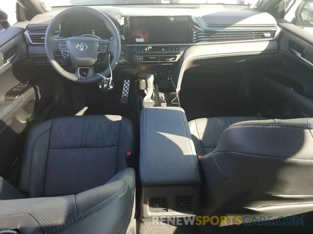 8 Фотография поврежденного автомобиля 4T1DBADKXSU003556 TOYOTA CAMRY 2025