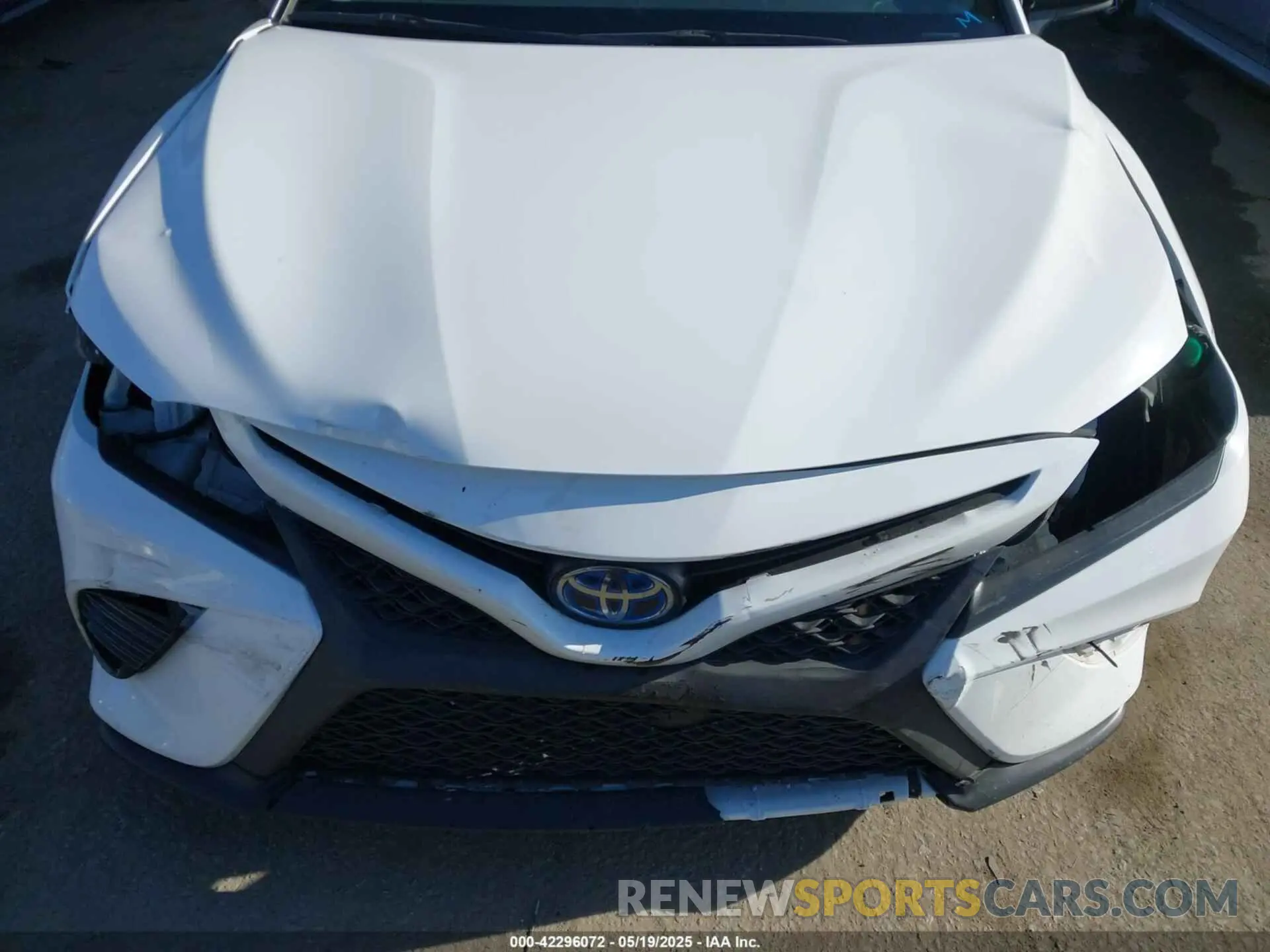 6 Photograph of a damaged car 4T1B21HK1KU521525 TOYOTA CAMRY HYBRID 2019