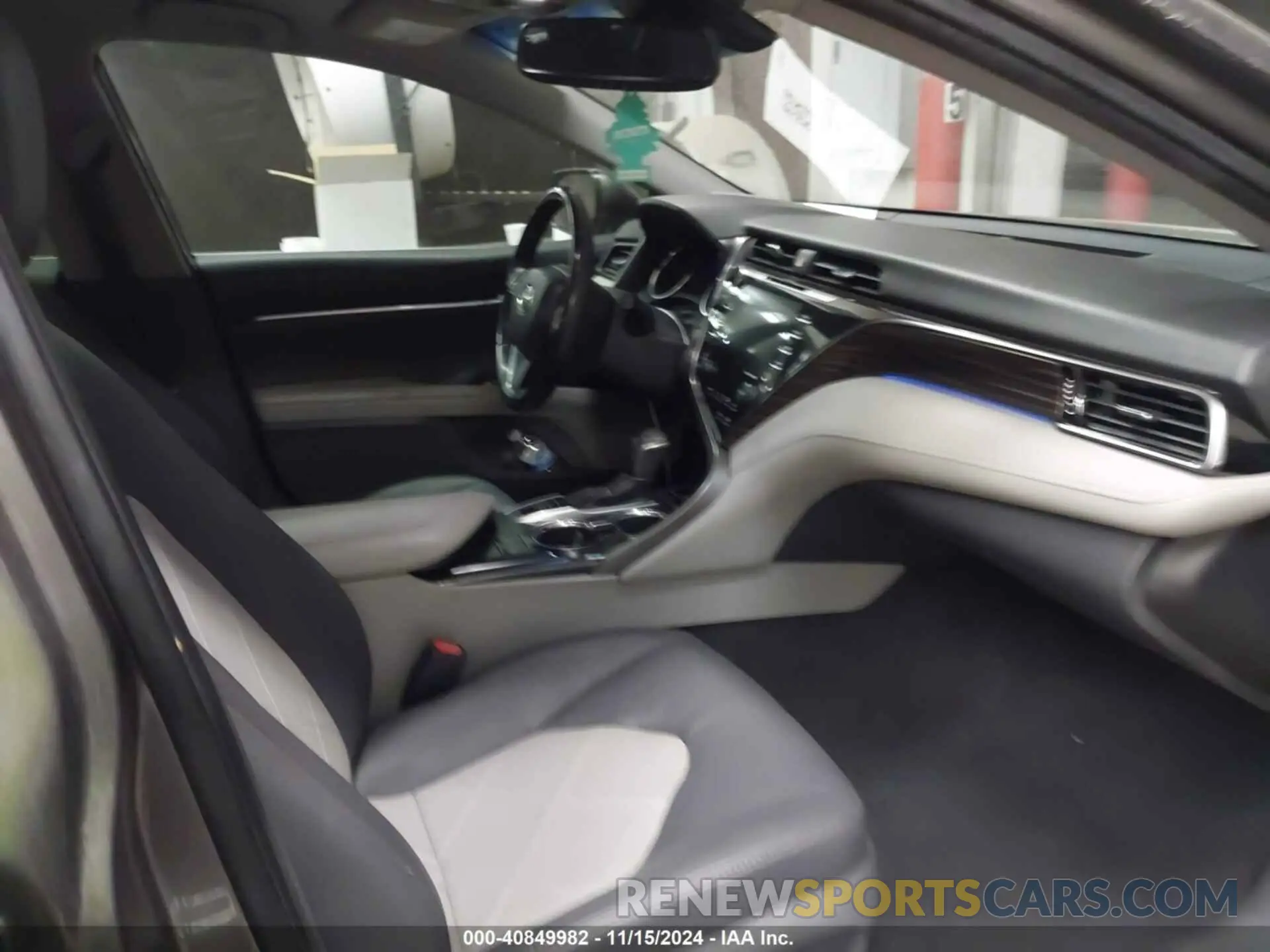 5 Photograph of a damaged car 4T1B21HK3KU010298 TOYOTA CAMRY HYBRID 2019