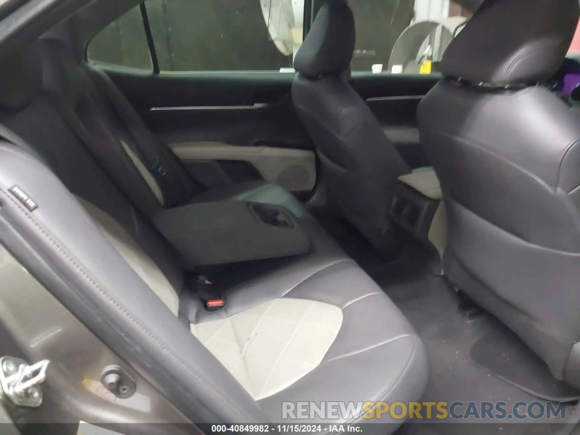 8 Photograph of a damaged car 4T1B21HK3KU010298 TOYOTA CAMRY HYBRID 2019