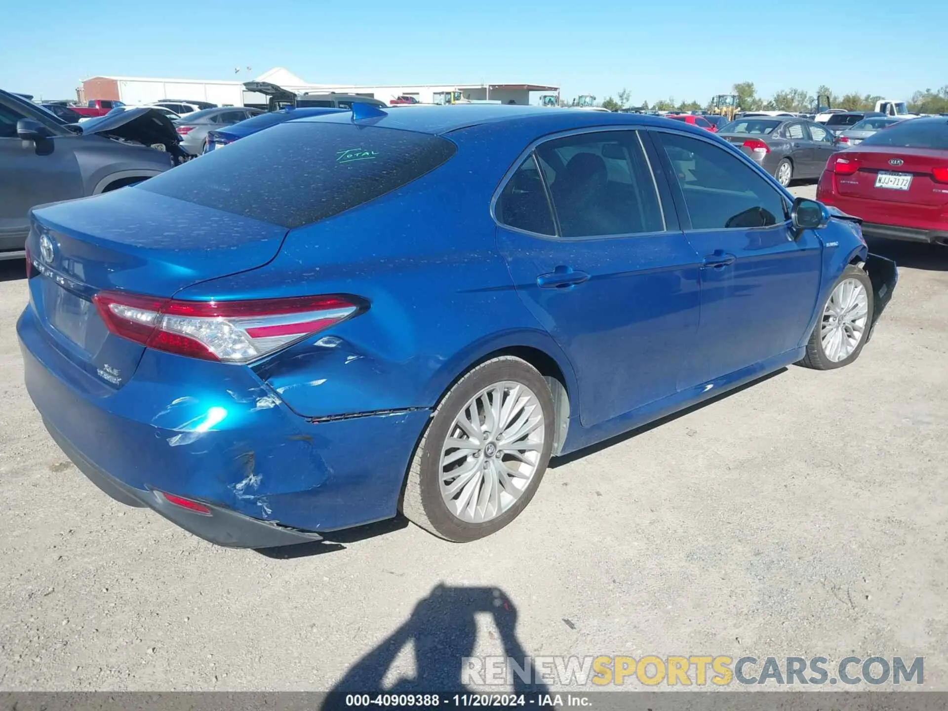 4 Photograph of a damaged car 4T1B21HK8KU011110 TOYOTA CAMRY HYBRID 2019