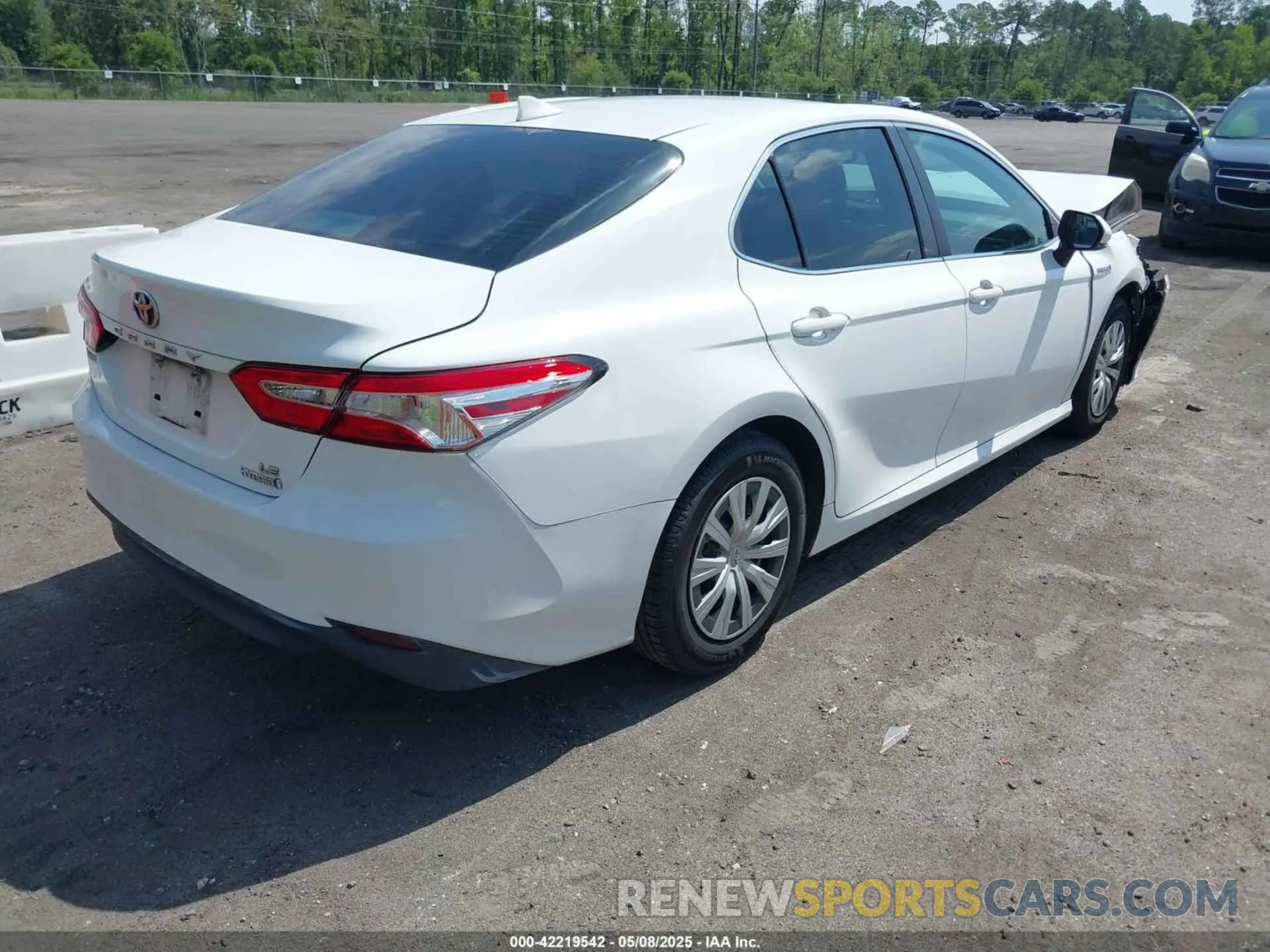 4 Photograph of a damaged car 4T1B31HK2KU510238 TOYOTA CAMRY HYBRID 2019
