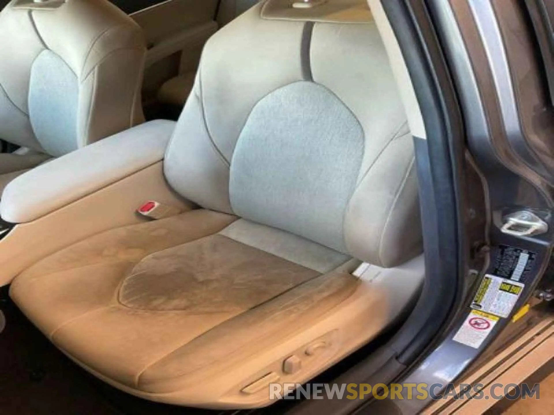 17 Photograph of a damaged car 4T1B31HK7KU514074 TOYOTA CAMRY HYBRID 2019