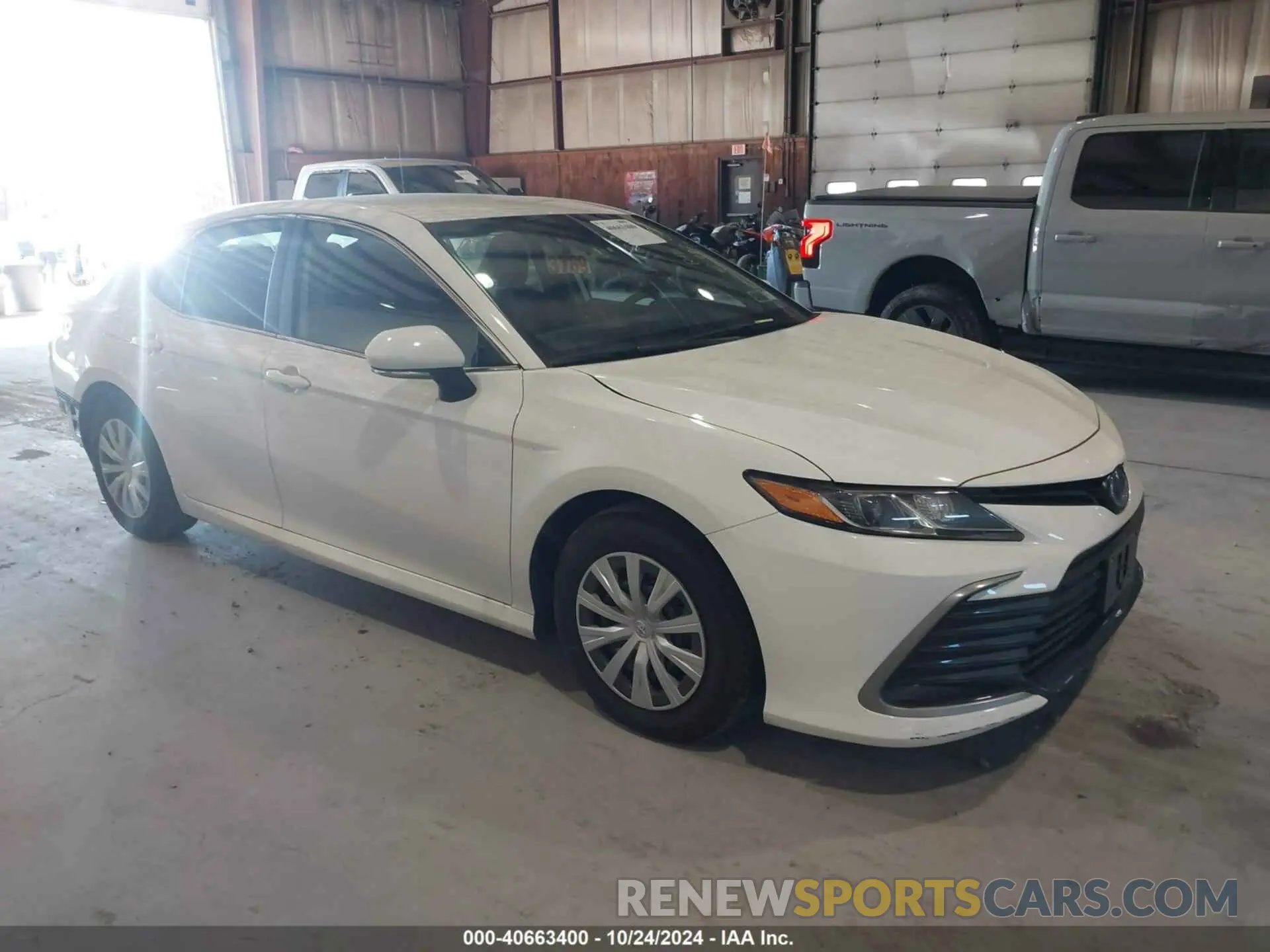 1 Photograph of a damaged car 4T1C31AK1RU631206 TOYOTA CAMRY HYBRID 2024