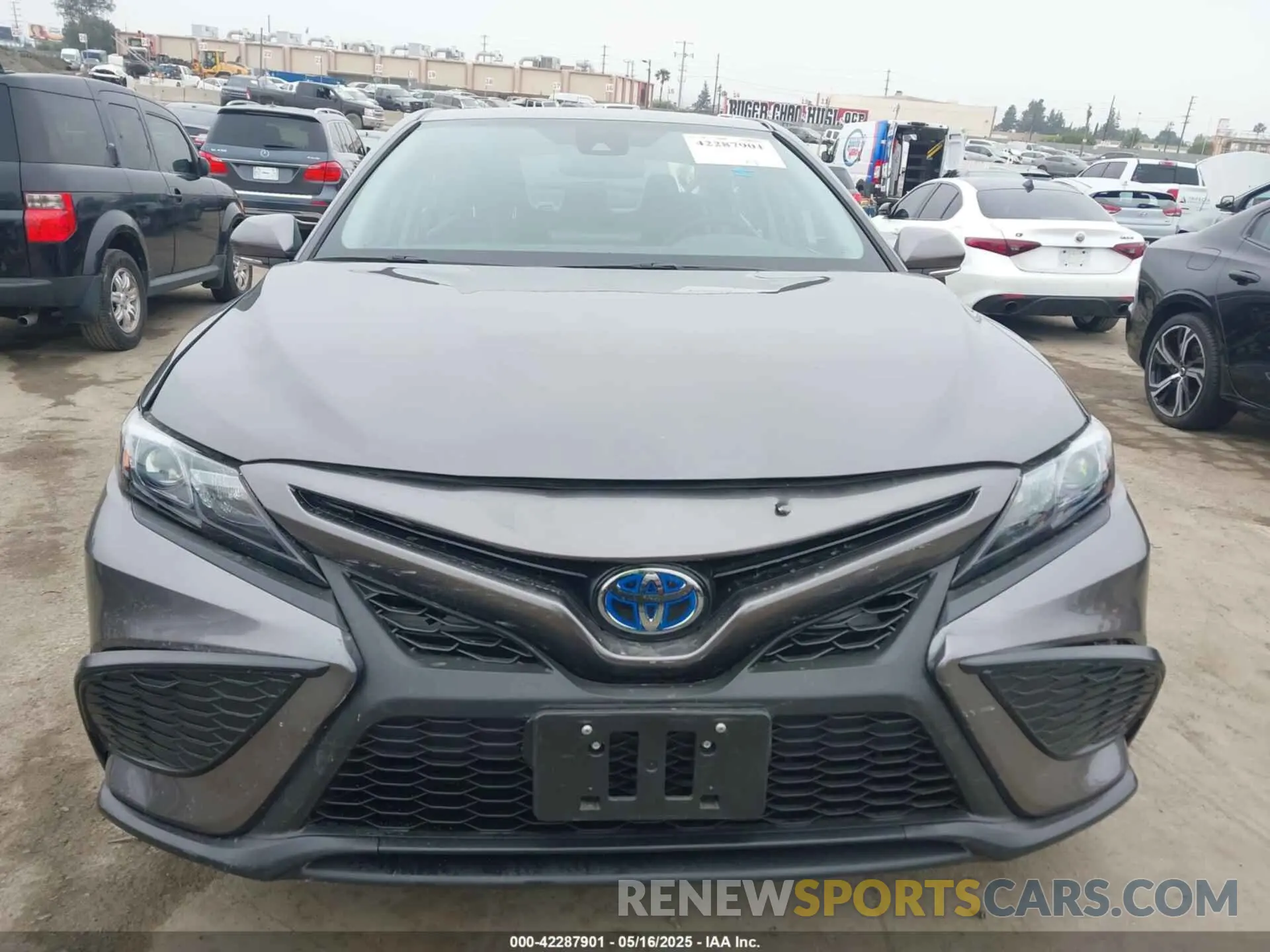 11 Photograph of a damaged car 4T1S31AKXRU631135 TOYOTA CAMRY HYBRID 2024