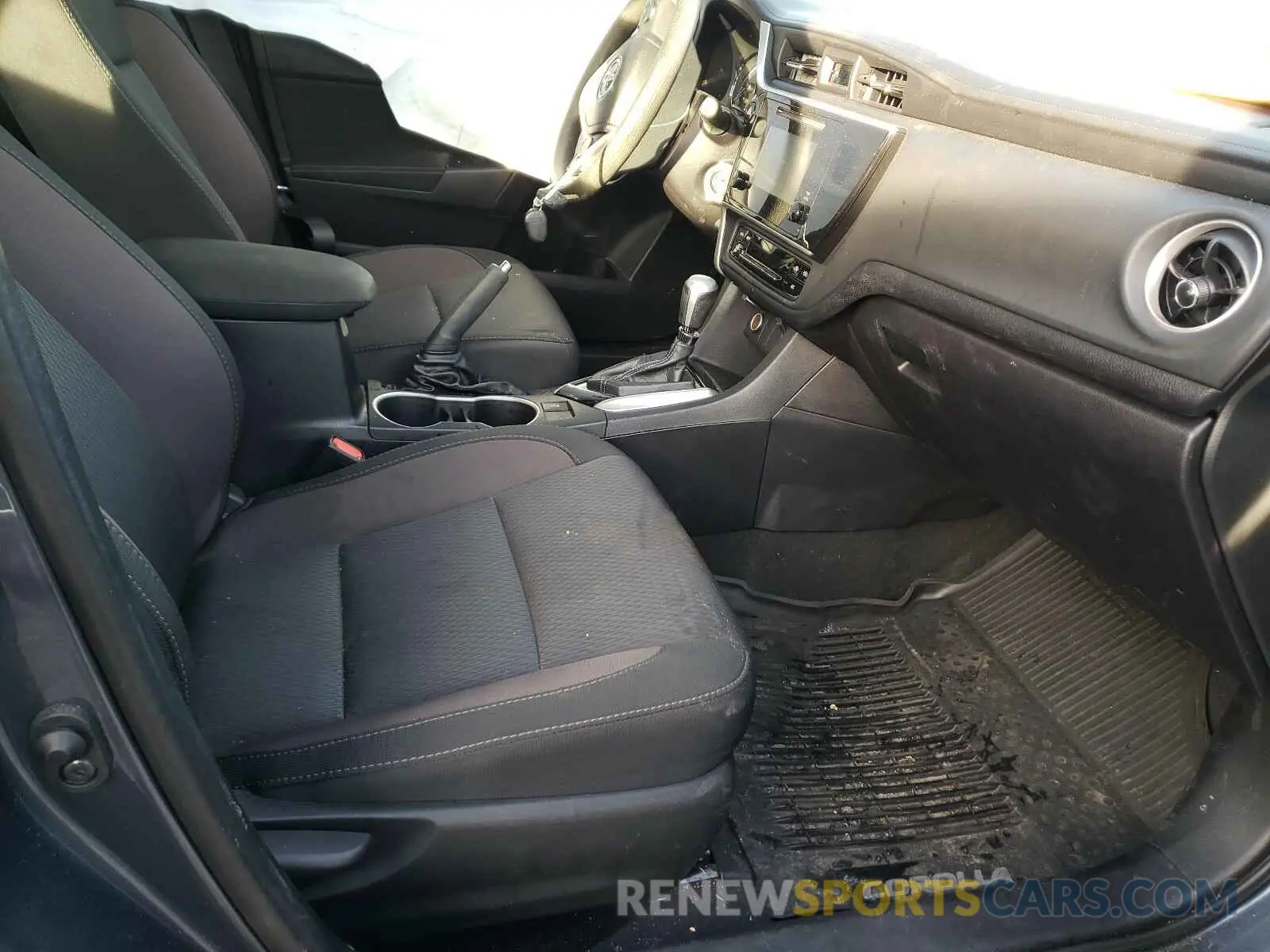 5 Photograph of a damaged car 2T1BURHE0KC208194 TOYOTA COROLLA 2019
