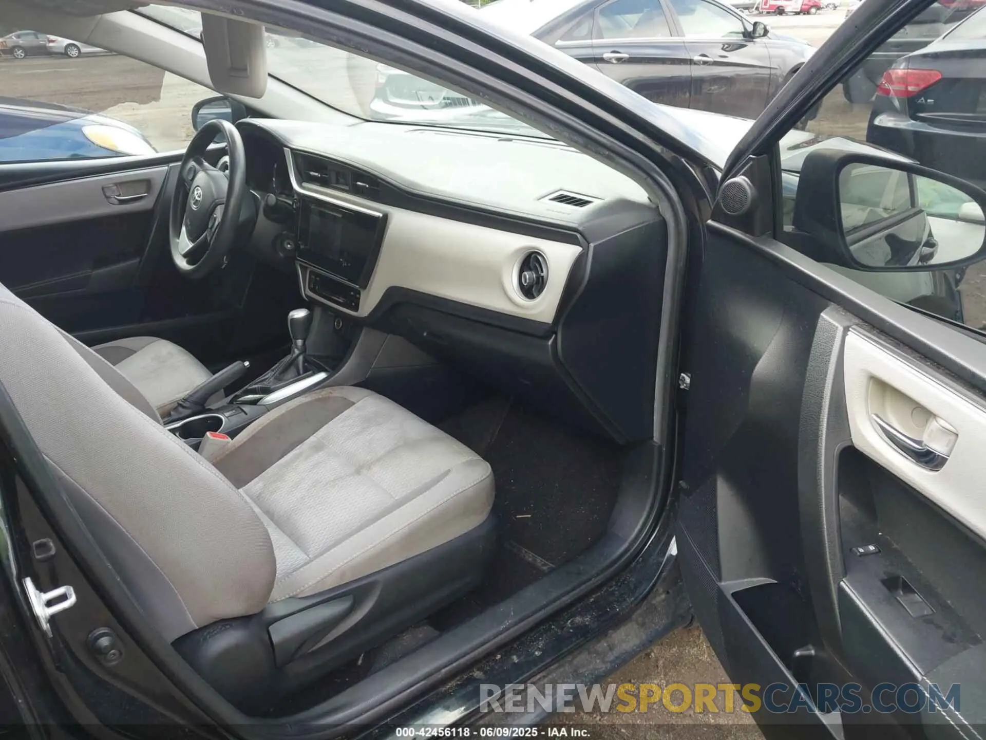 5 Photograph of a damaged car 2T1BURHE1KC232004 TOYOTA COROLLA 2019