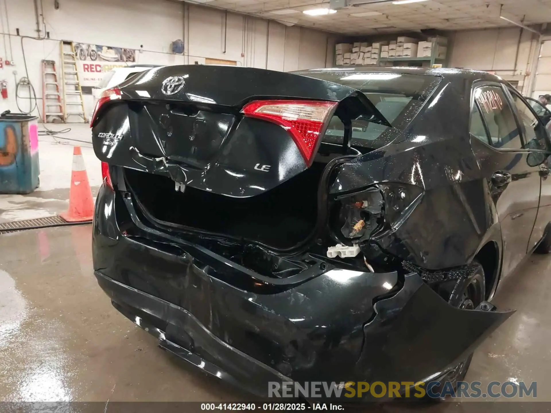 18 Photograph of a damaged car 2T1BURHE5KC170378 TOYOTA COROLLA 2019