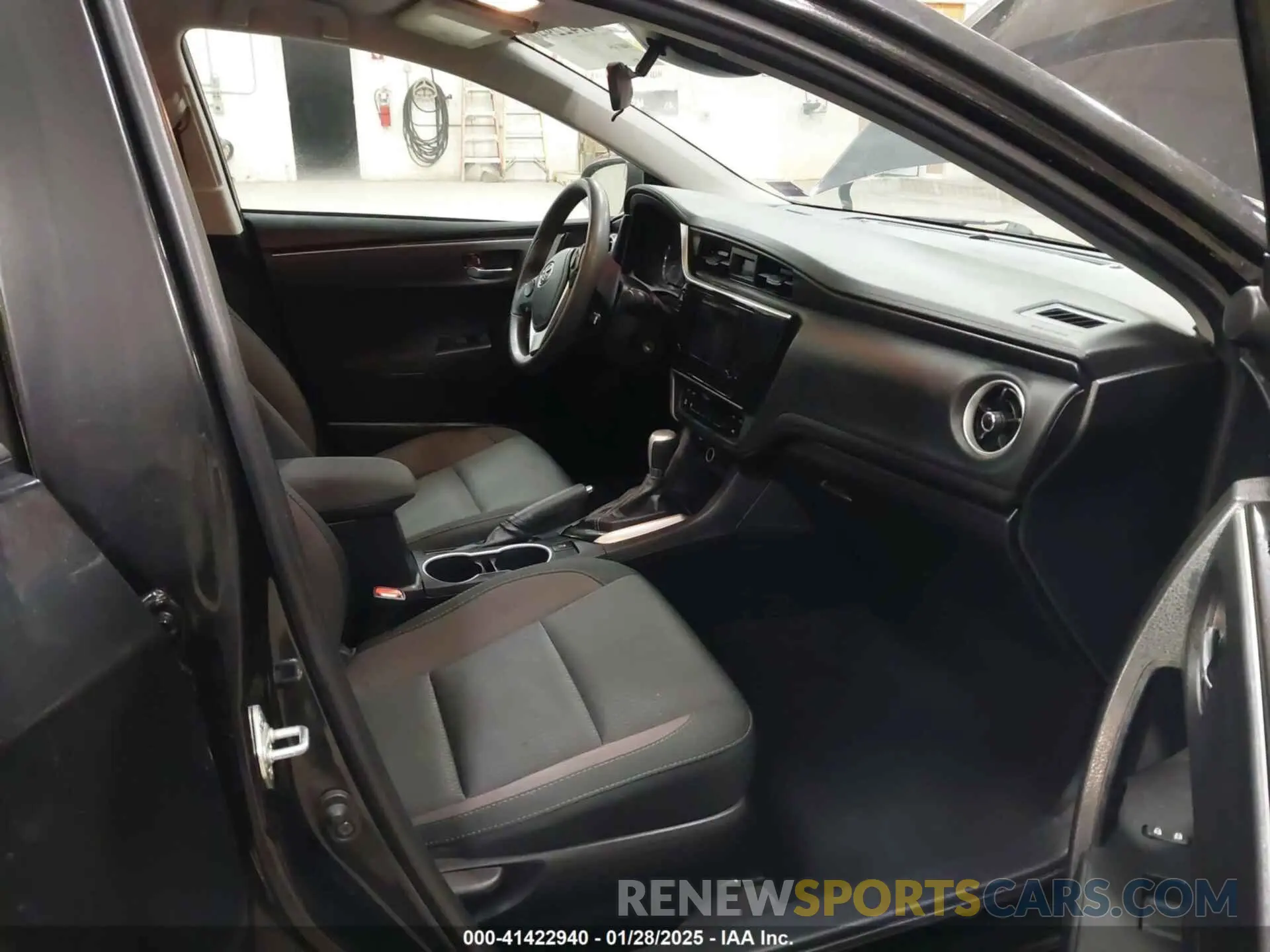 5 Photograph of a damaged car 2T1BURHE5KC170378 TOYOTA COROLLA 2019