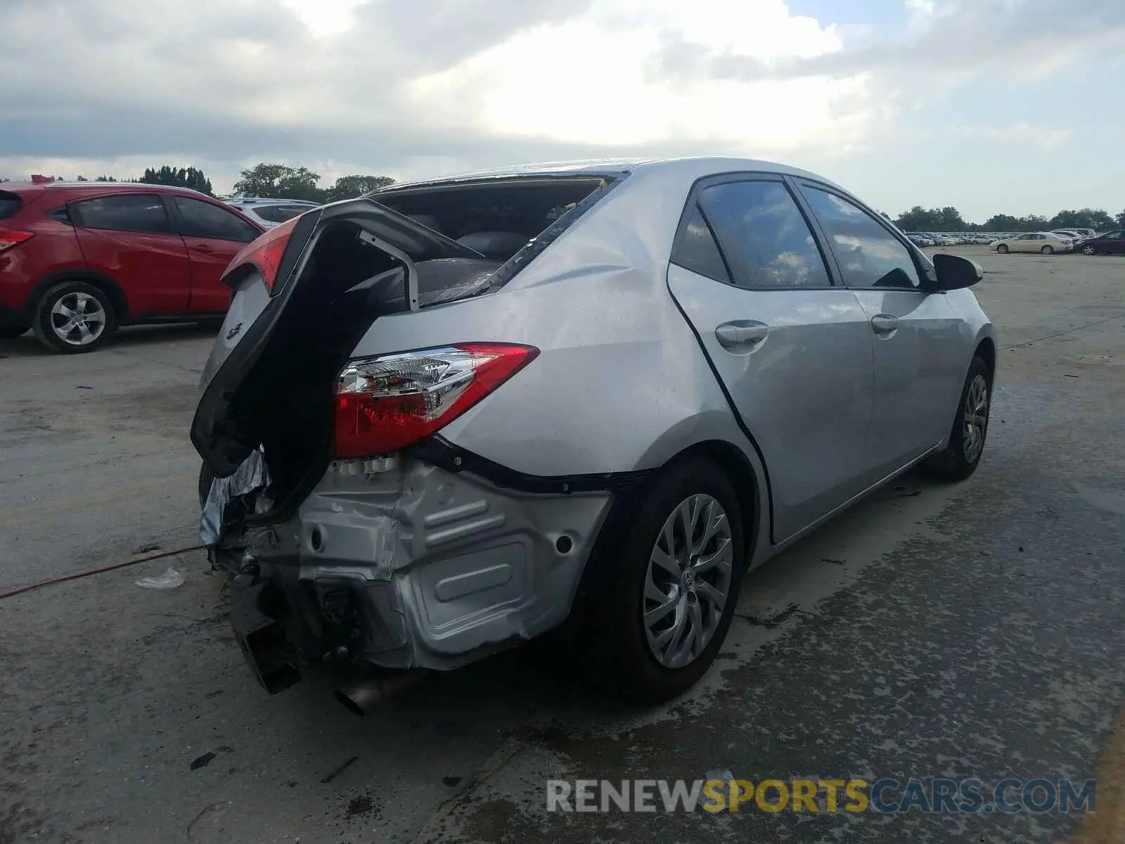 4 Photograph of a damaged car 2T1BURHE5KC196009 TOYOTA COROLLA 2019