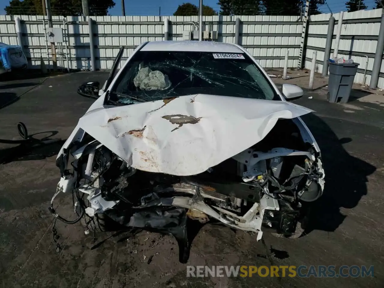 5 Photograph of a damaged car 2T1BURHE5KC199668 TOYOTA COROLLA 2019
