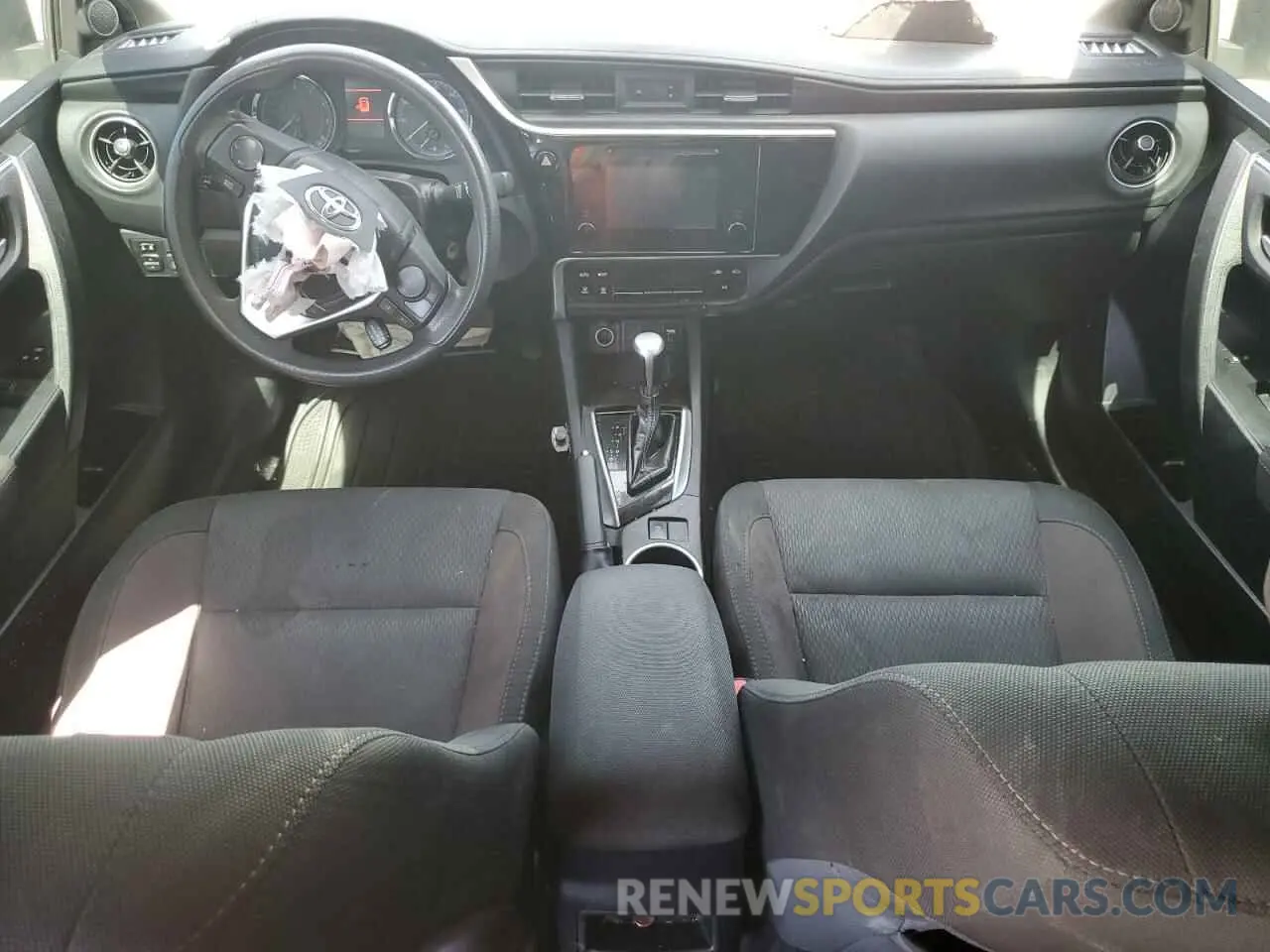 8 Photograph of a damaged car 2T1BURHE5KC242096 TOYOTA COROLLA 2019